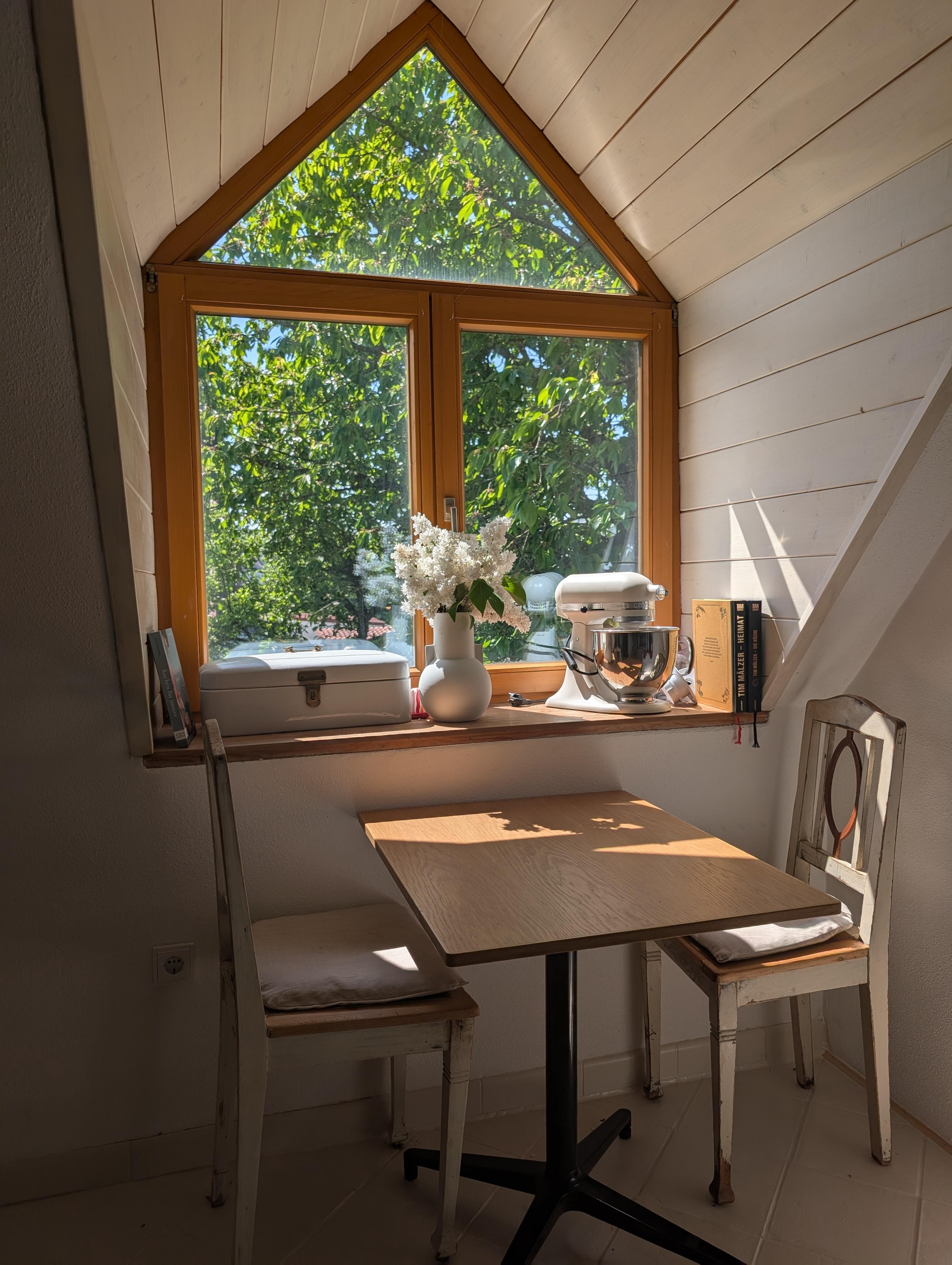 Schönen Tag. 🫶🏼 #küche #smallkitchen #lieblingsecke #scandivibe #vitratable #butfirstcoffee 
