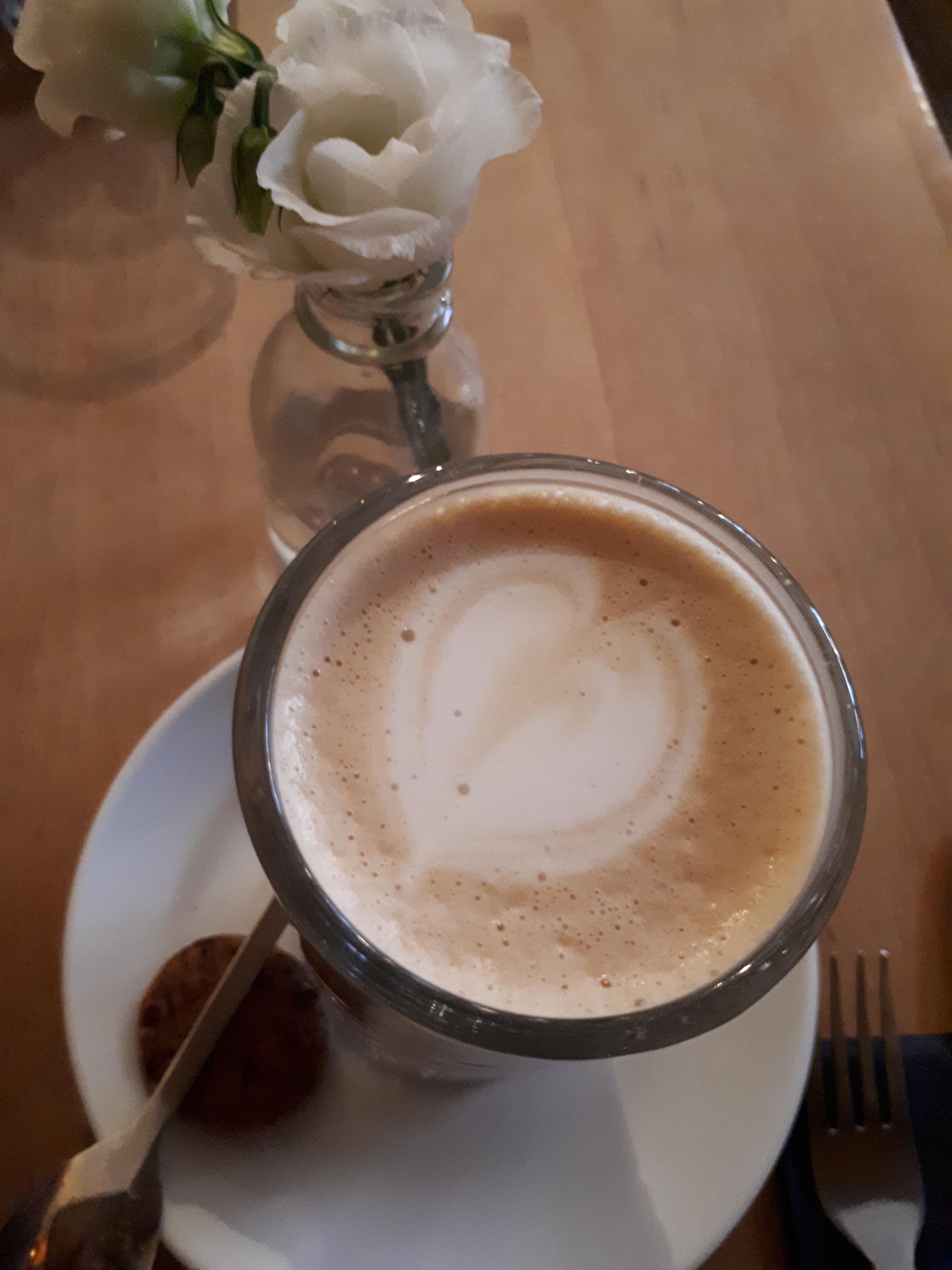 Schöner Start in den Tag. Mit Liebe gemacht in tollem Ambiente.
#neuerösterei #lübeck #kaffee #liebe #blumen