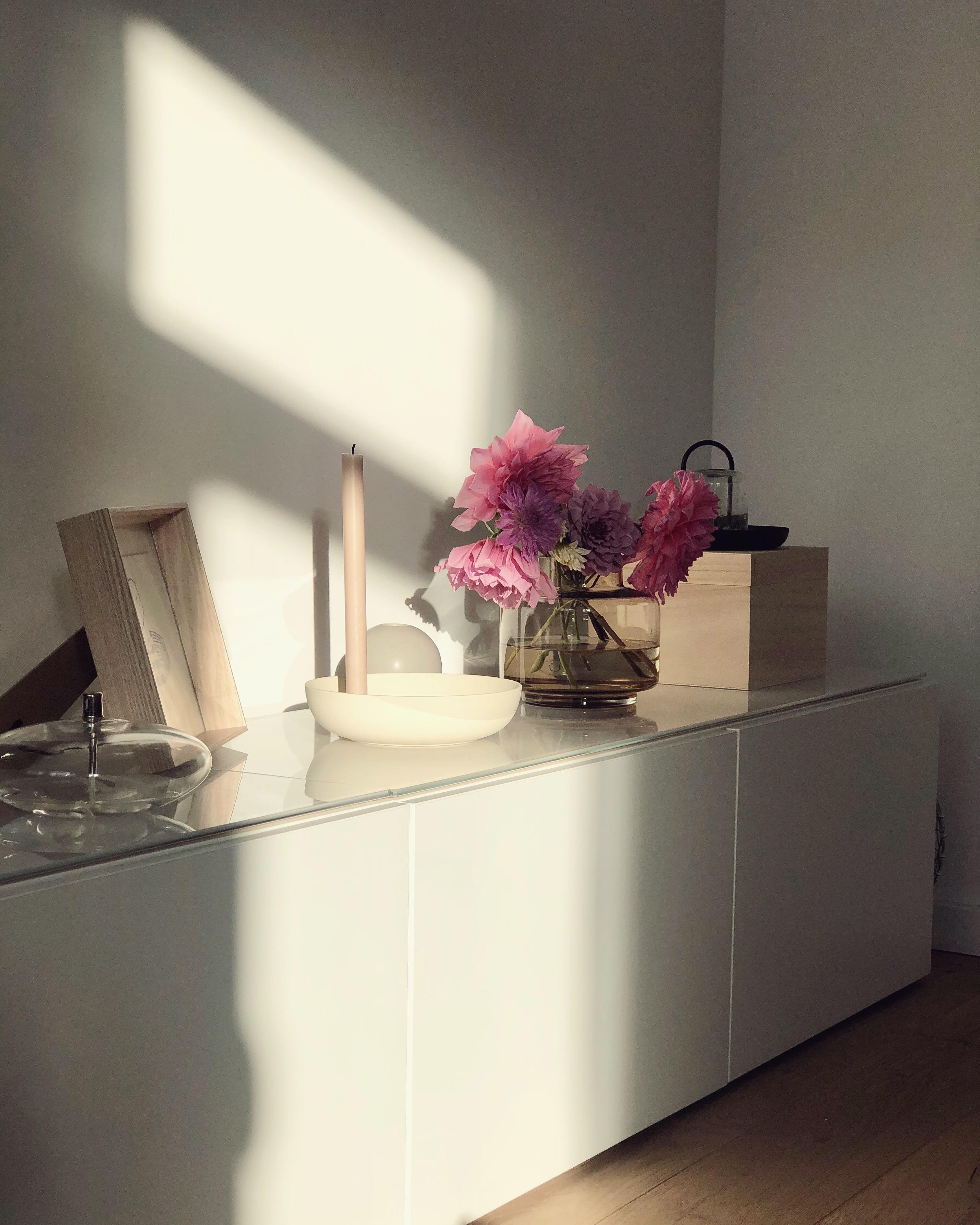 Schönes #Licht gab‘s heute 😉🍂✨
#Herbst #Interior #Livingroom #Wohnzimmer #Dekoideen #Nordicliving #Sideboard #Flowers
