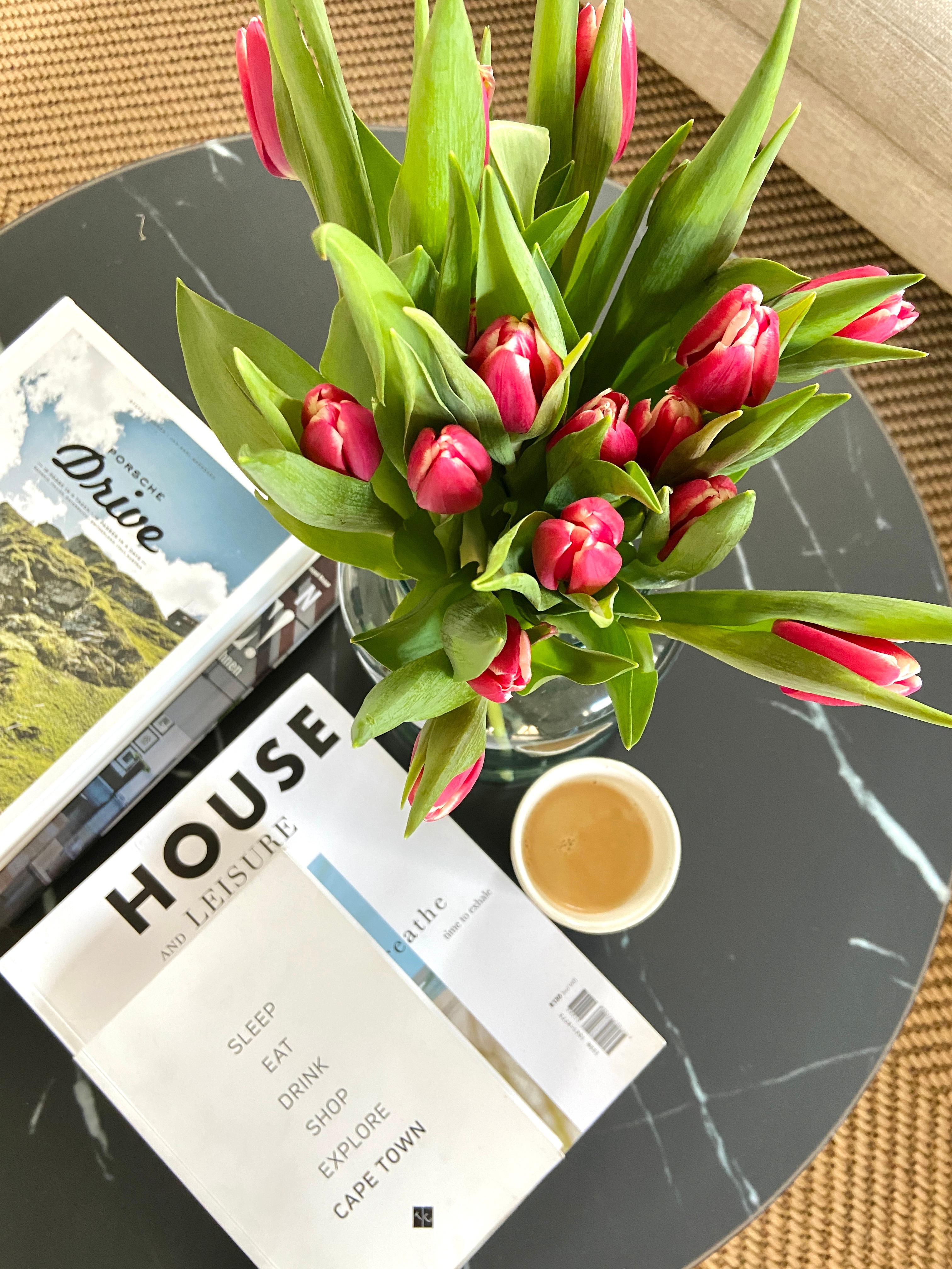 Schönes Wochenende ☕️ #freshflowerfriday#tulpen#kaffeepause#houseandleisure#capetown#coffeetablebooks#westwing