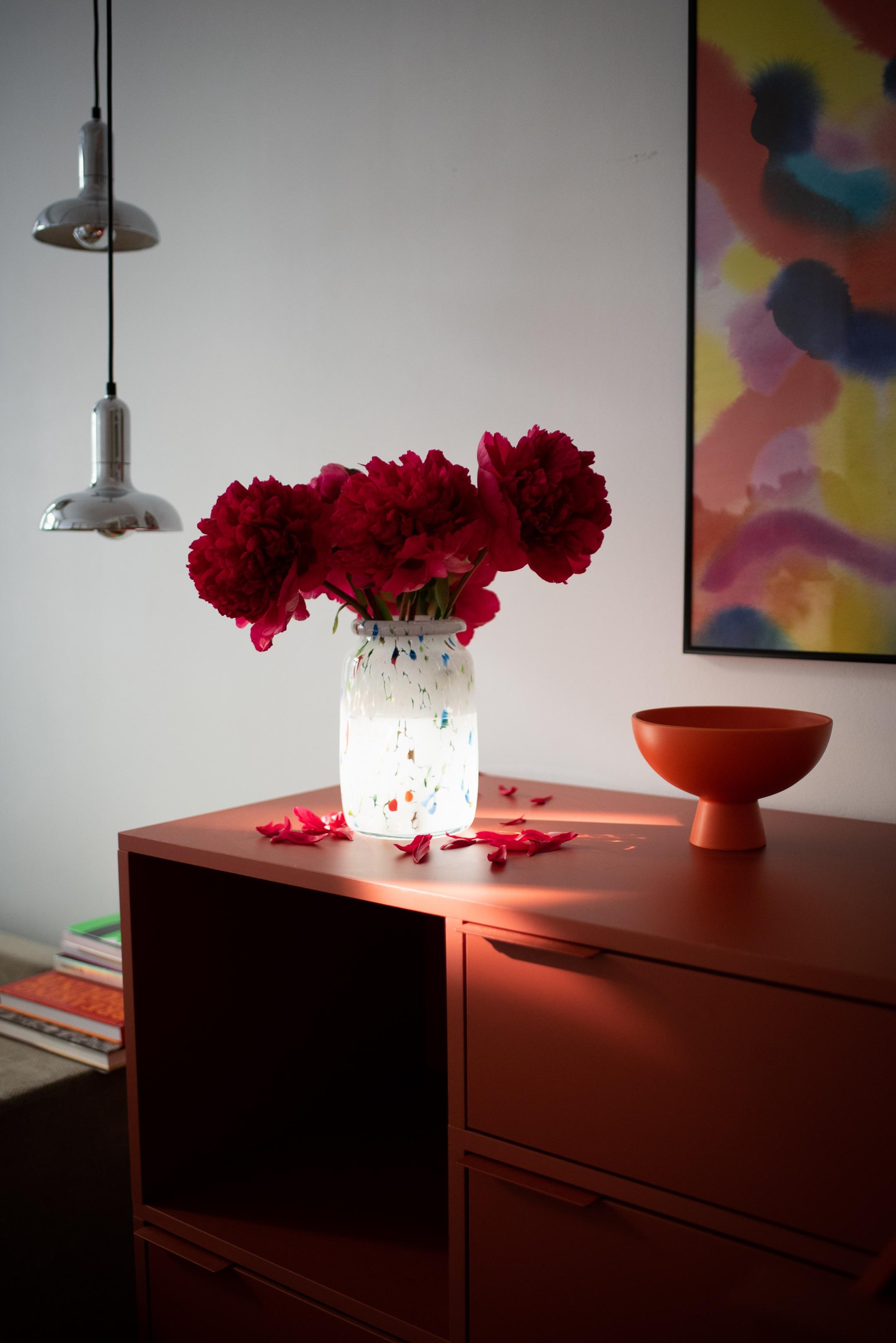 Schönes Wochenende ♥️ #pfingstrosen #sideboard #wohnzimmer #vase #livingroom