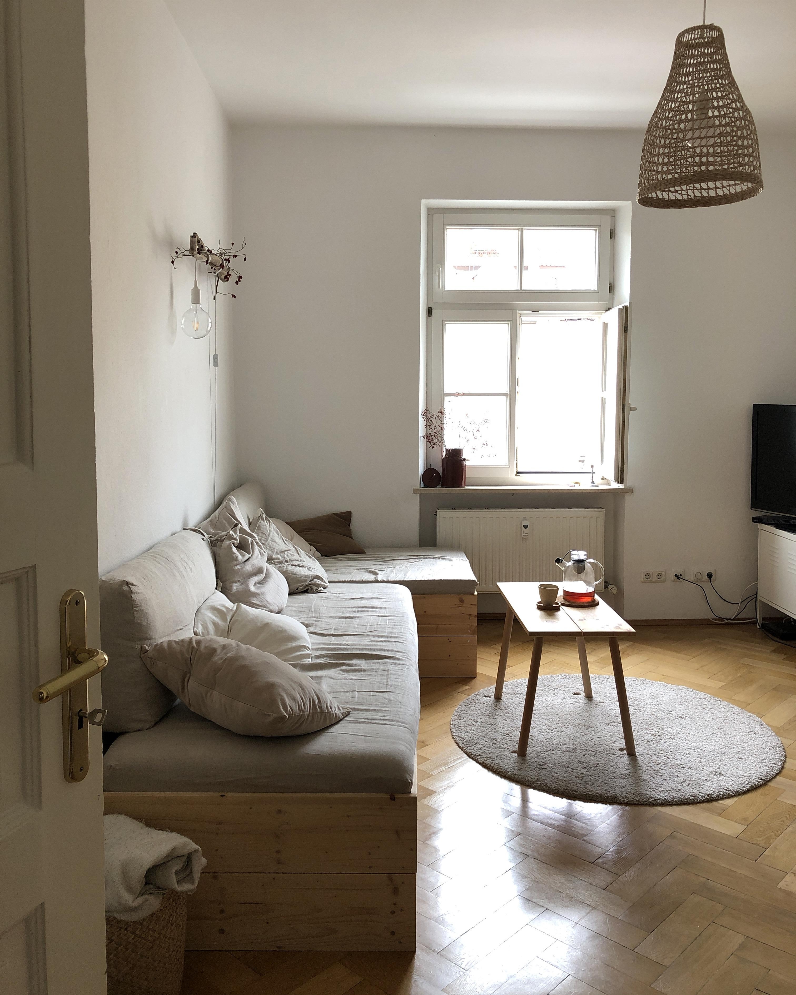 Schönes Wochenende 😍 #sofa
#wohnzimmer #gemütlich #minimalistisch #altbau 