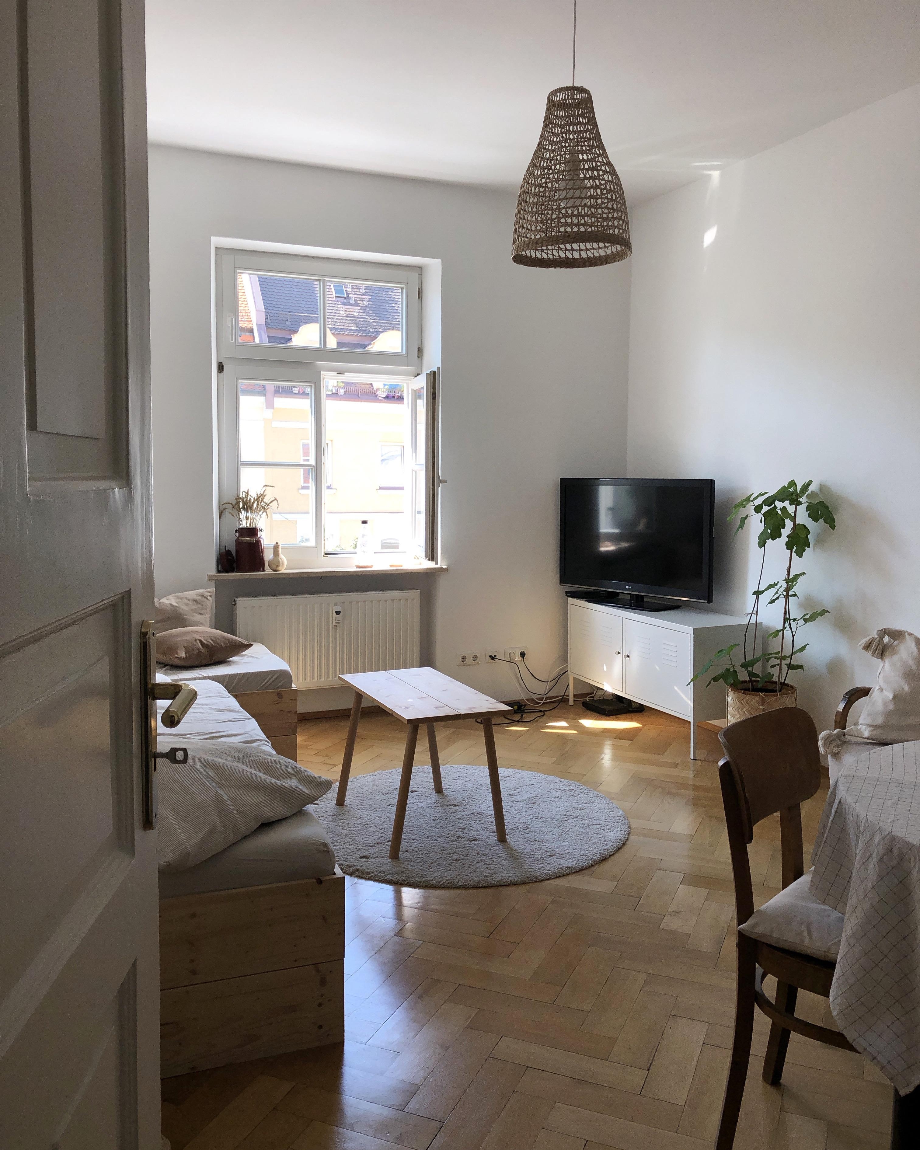 Schönes Wochenende ☀️.
#wohnzimmer #altbau #minimalistisch 