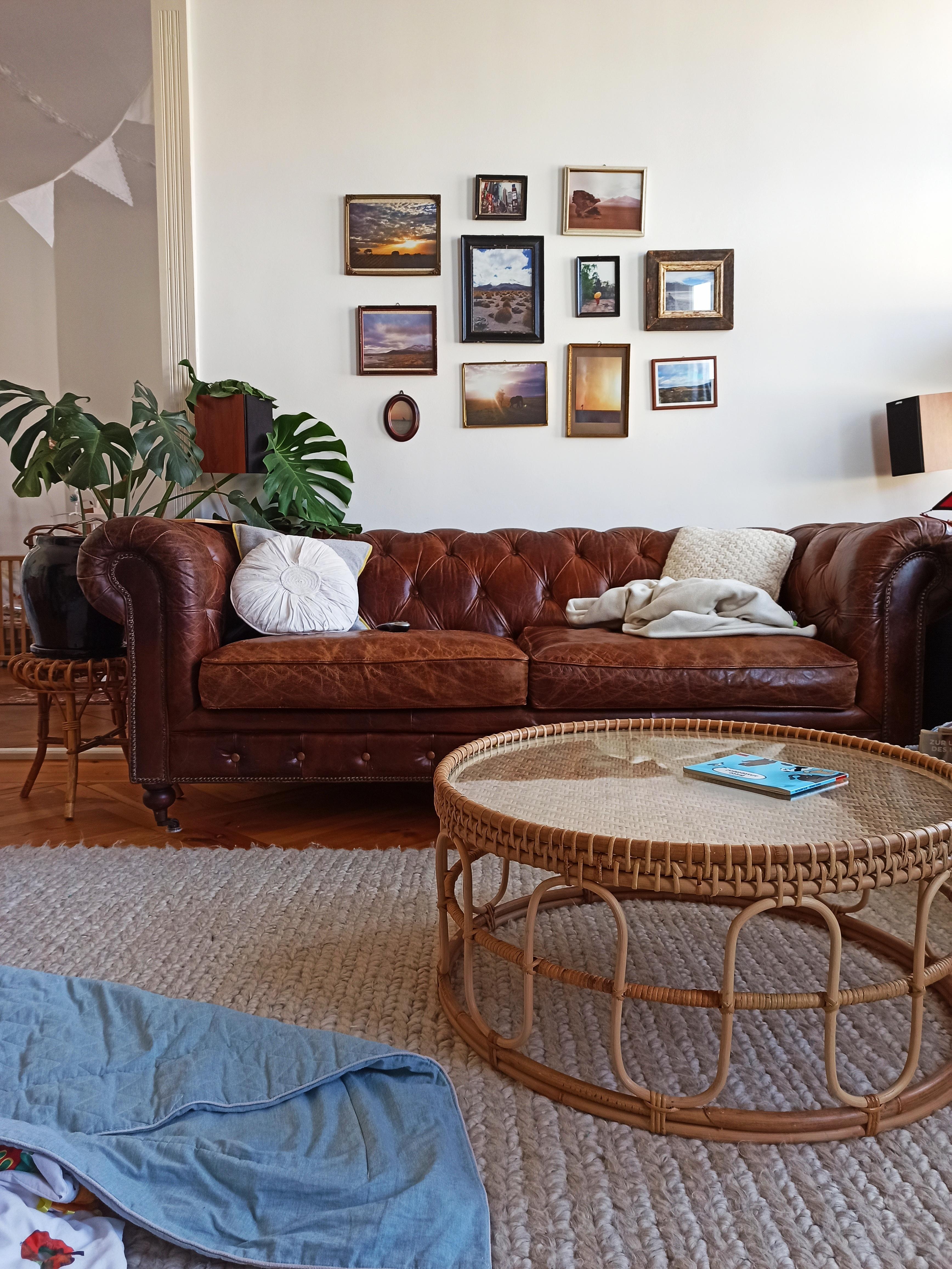Schönes Wochenende!
#wohnzimmer #teppich #sofa #couch #bilderwand #couchtisch #altbau