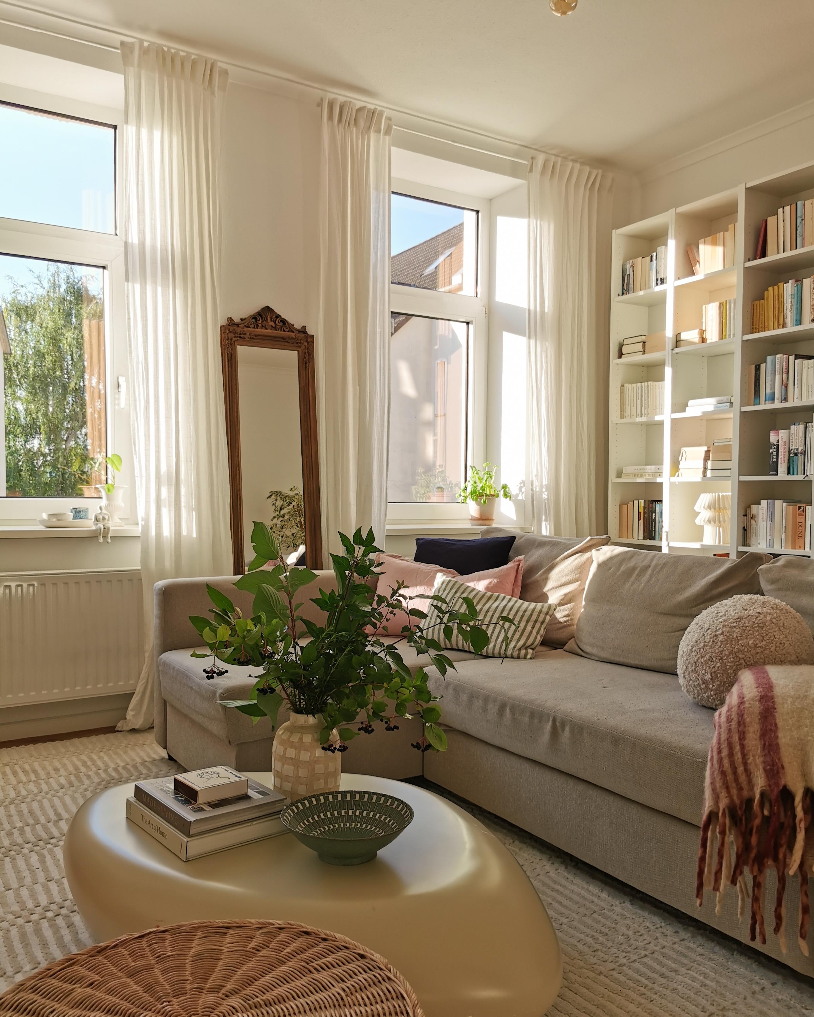 Schönstes Licht im #wohnzimmer ✨ #livingchallenge #Bücherregal #spiegel #licht 