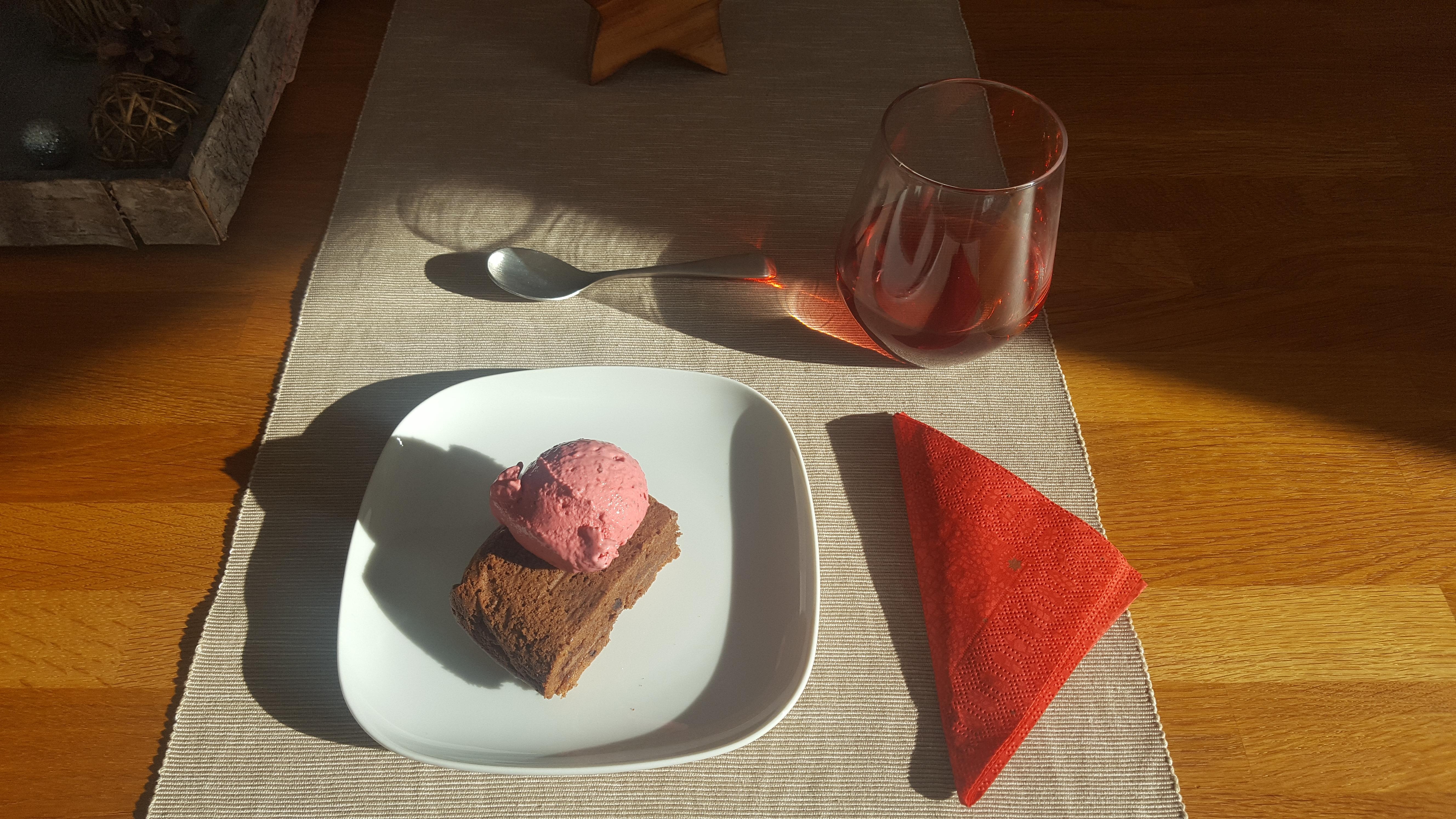 Schoko-Brownie mit Himbeereis 
#Valentinstag #Genuss #soulfood #Schokolade #dessert #brownielovers #delicious #baking