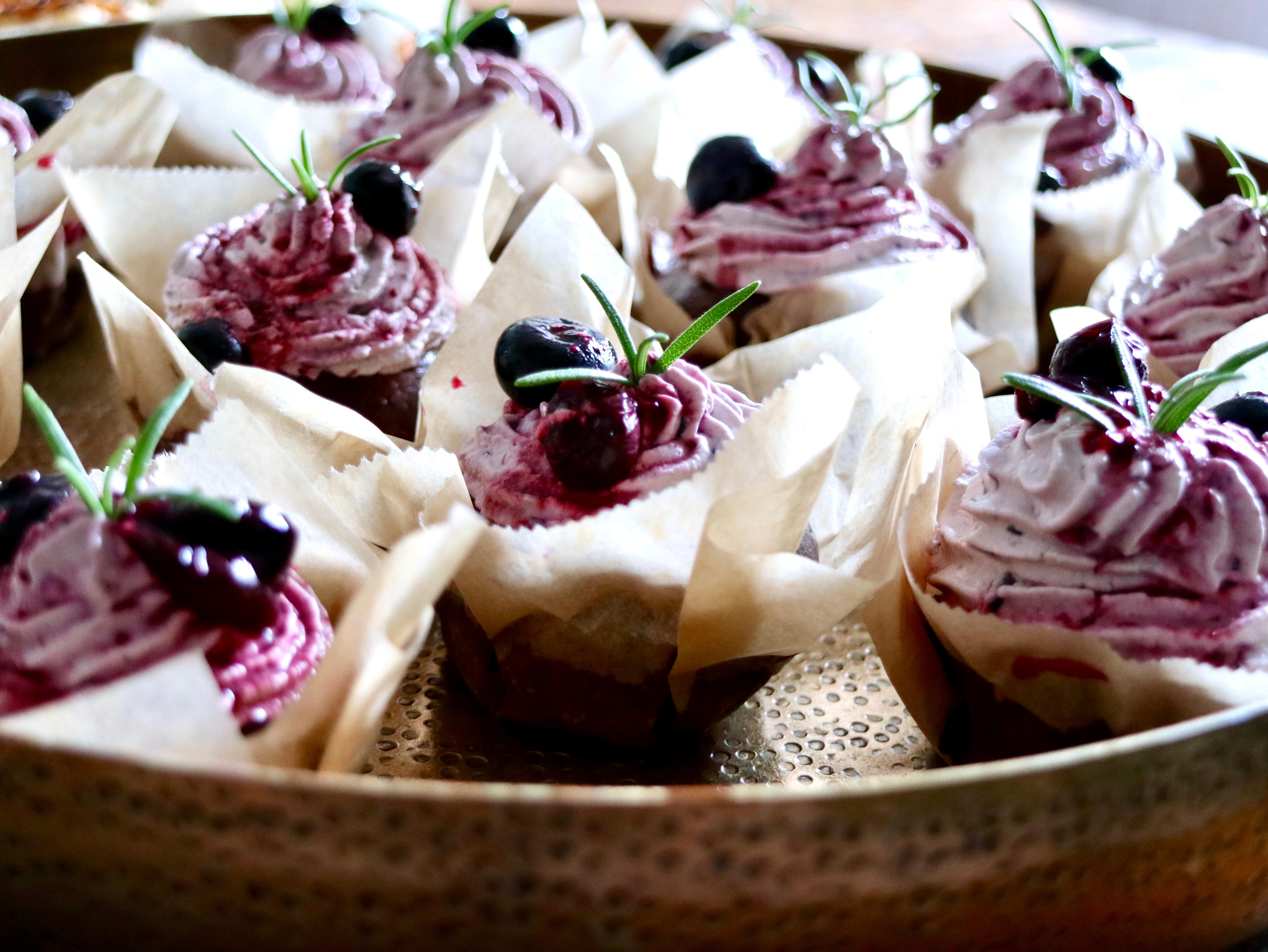 Schoko Cupcakes mit Heidelbeer-Rosmarin-Frosting #partyfood