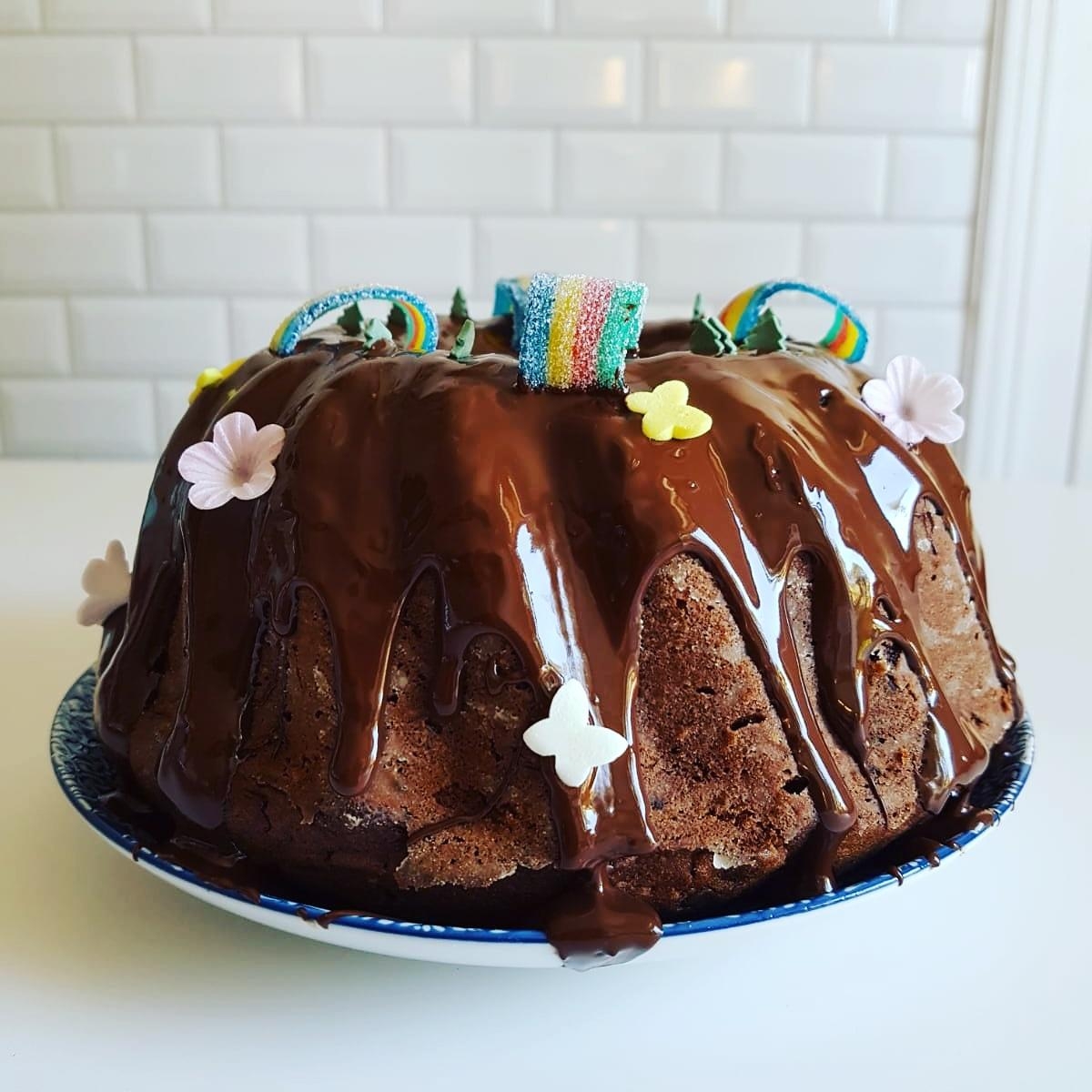 Schokoladenkuchen mit Regenbogen hilft immer ❤ #DIY #Schokolade #Schokokuchen #Kuchen #Party #Metrofliesen #Küche