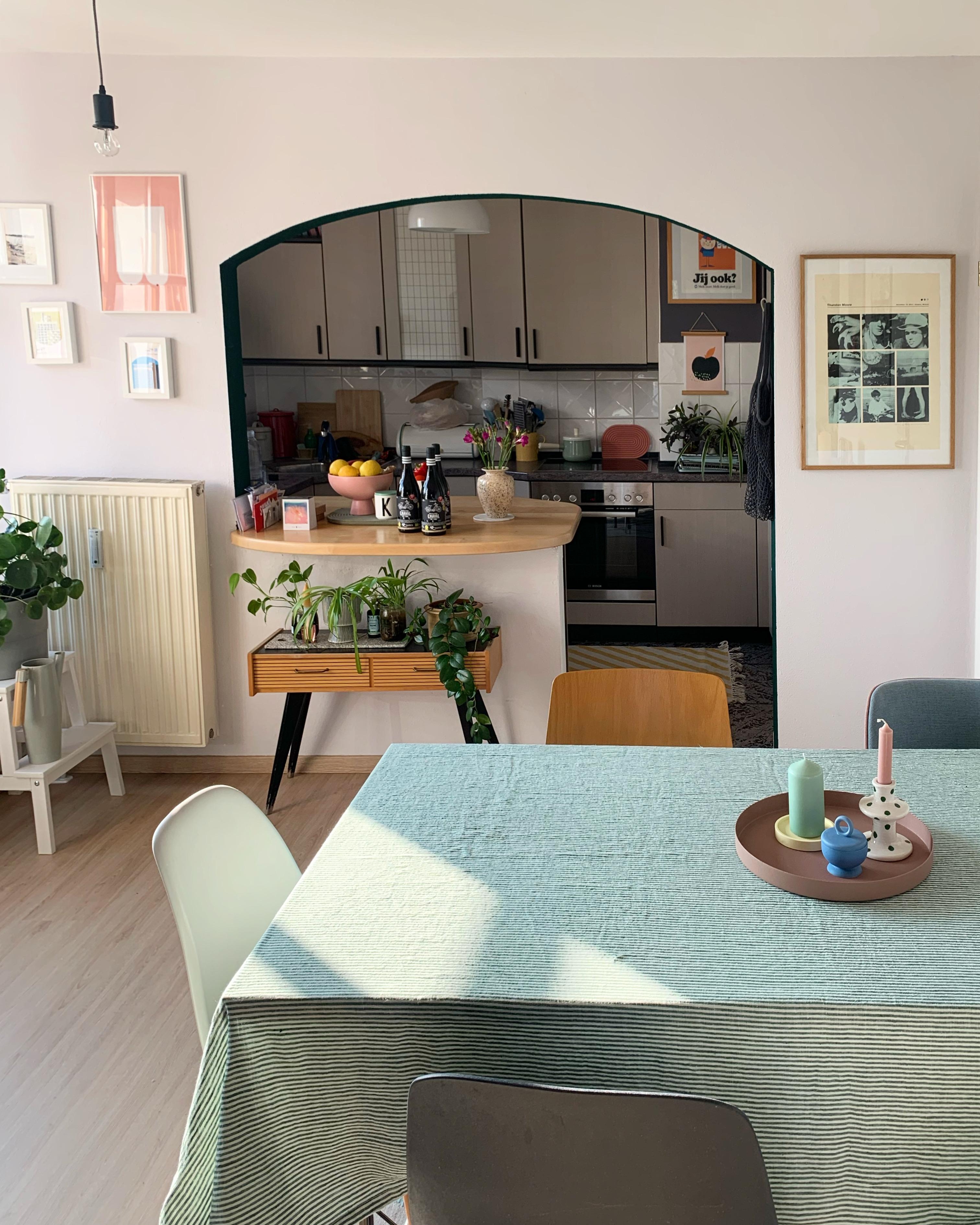 Schon lange nicht mehr hier gewesen! 
#küche #wohnzimmer #bogen #tisch #bunt #frühling #vintage