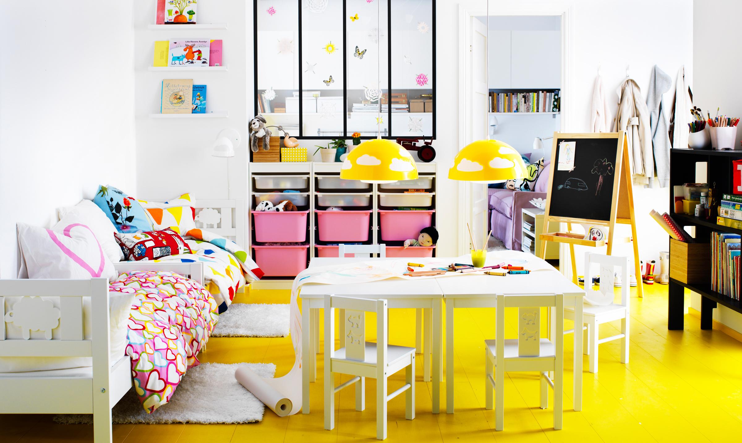 Schranksystem mit Schubladen und gelbe Hängeleuchten im Kinderzimmer #ikea ©Inter IKEA Systems B.V