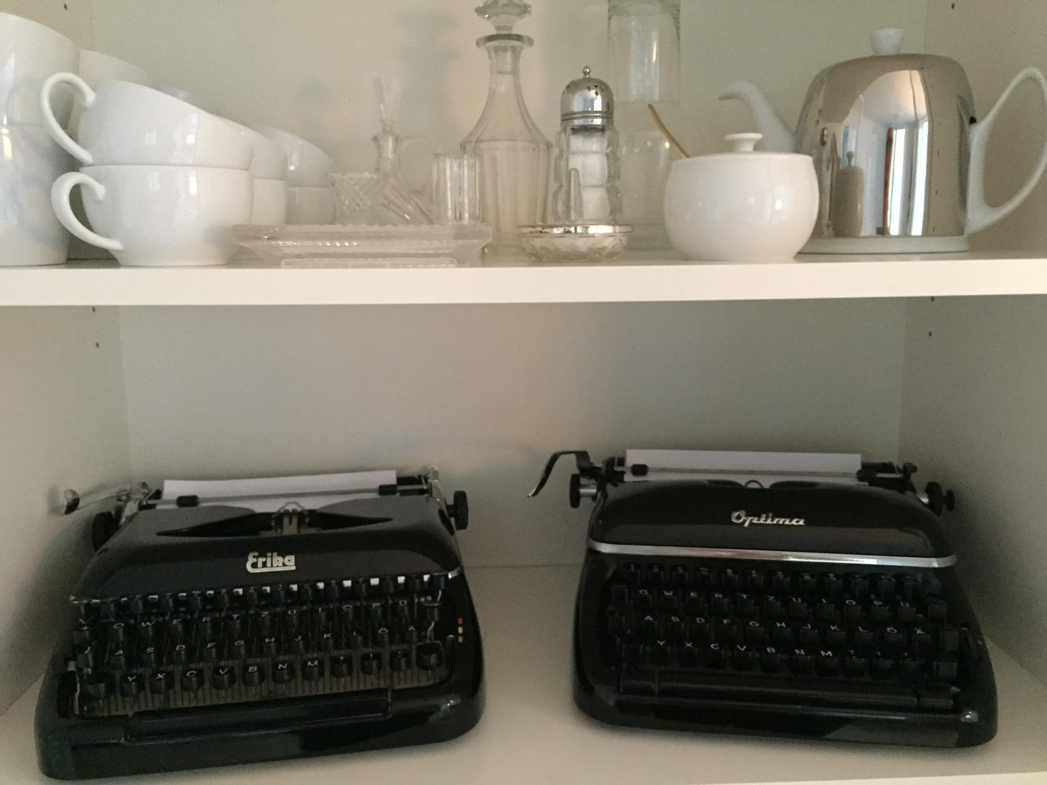 Schreibmaschinenliebe ERIKA und OPTIMA
#Vintage #Schreibmaschine #Dibbern #AltesGlas