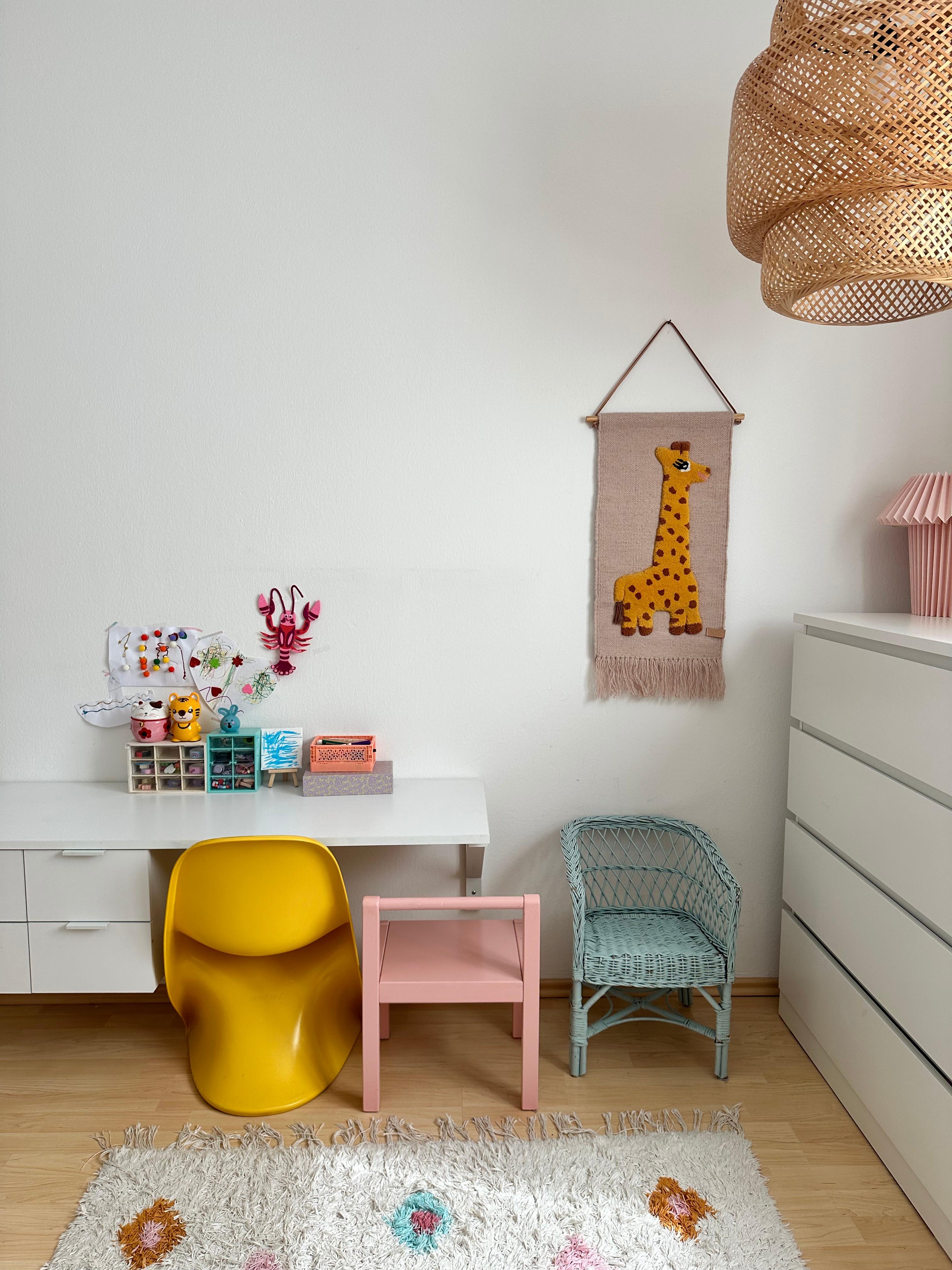 Schreibtisch & Lieblingsstühle im Kinderzimmer #kinderzimmer #schreibtisch #kinderstühle #creativekids