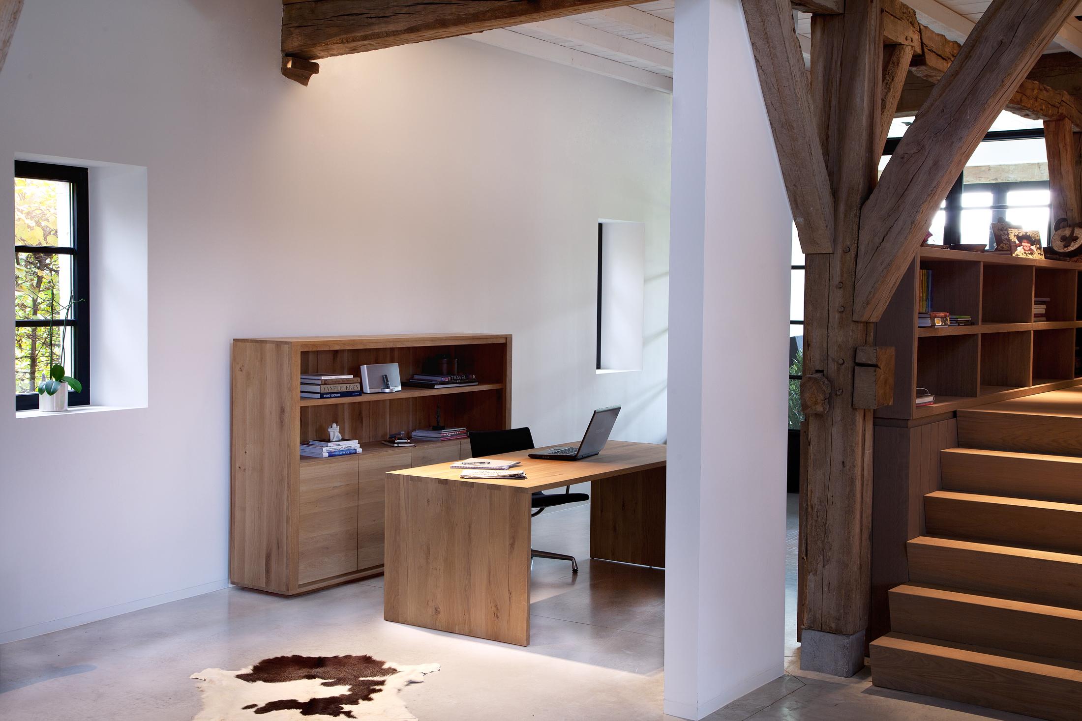 Schreibtisch aus Eichenholz #schreibtisch #teppich #holzschreibtisch #arbeitsecke #kuhfellteppich ©Ethnicraft