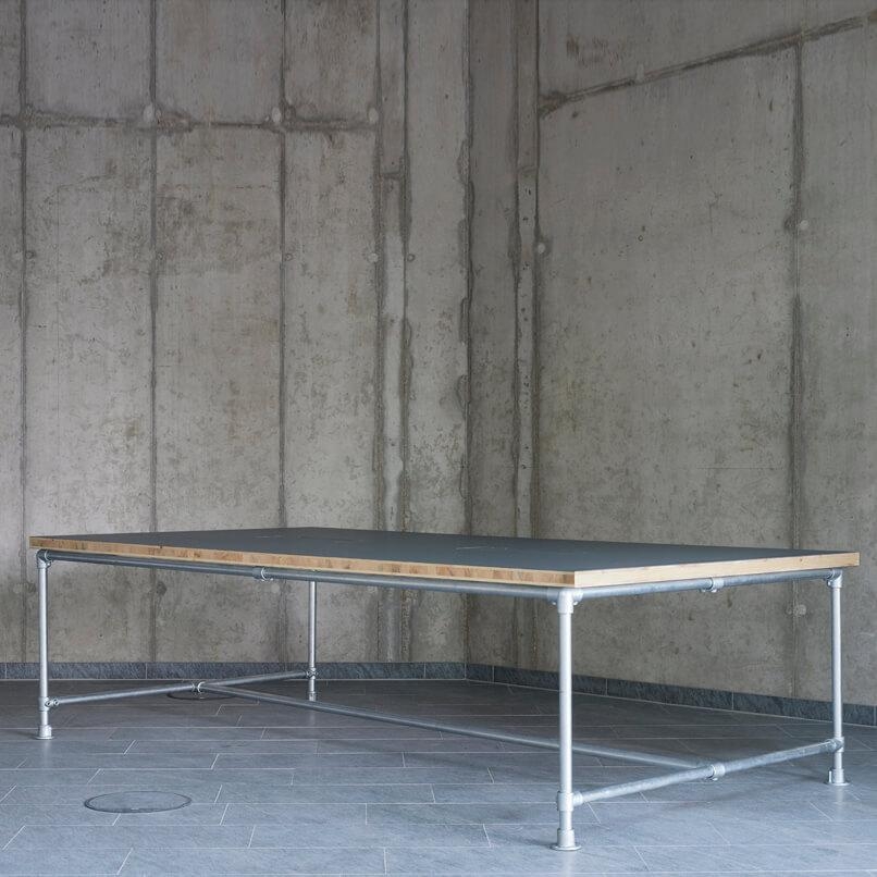 Schreibtisch aus recyceltem Bauholz, Linoleum und Gerüstrohr | MAASLAND BIG