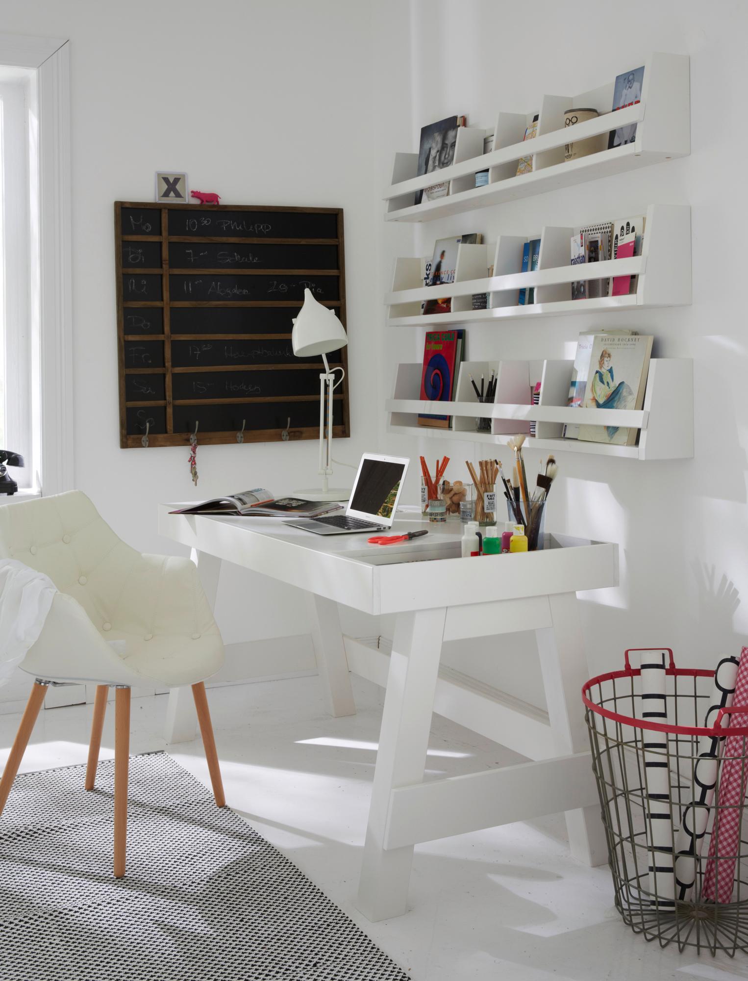 Schreibtisch mit integrierter Ablagefläche #stuhl #schreibtisch #arbeitsecke #schreibtischablage #arbeitszimmergestalten ©Car Selbstbaumöbel
