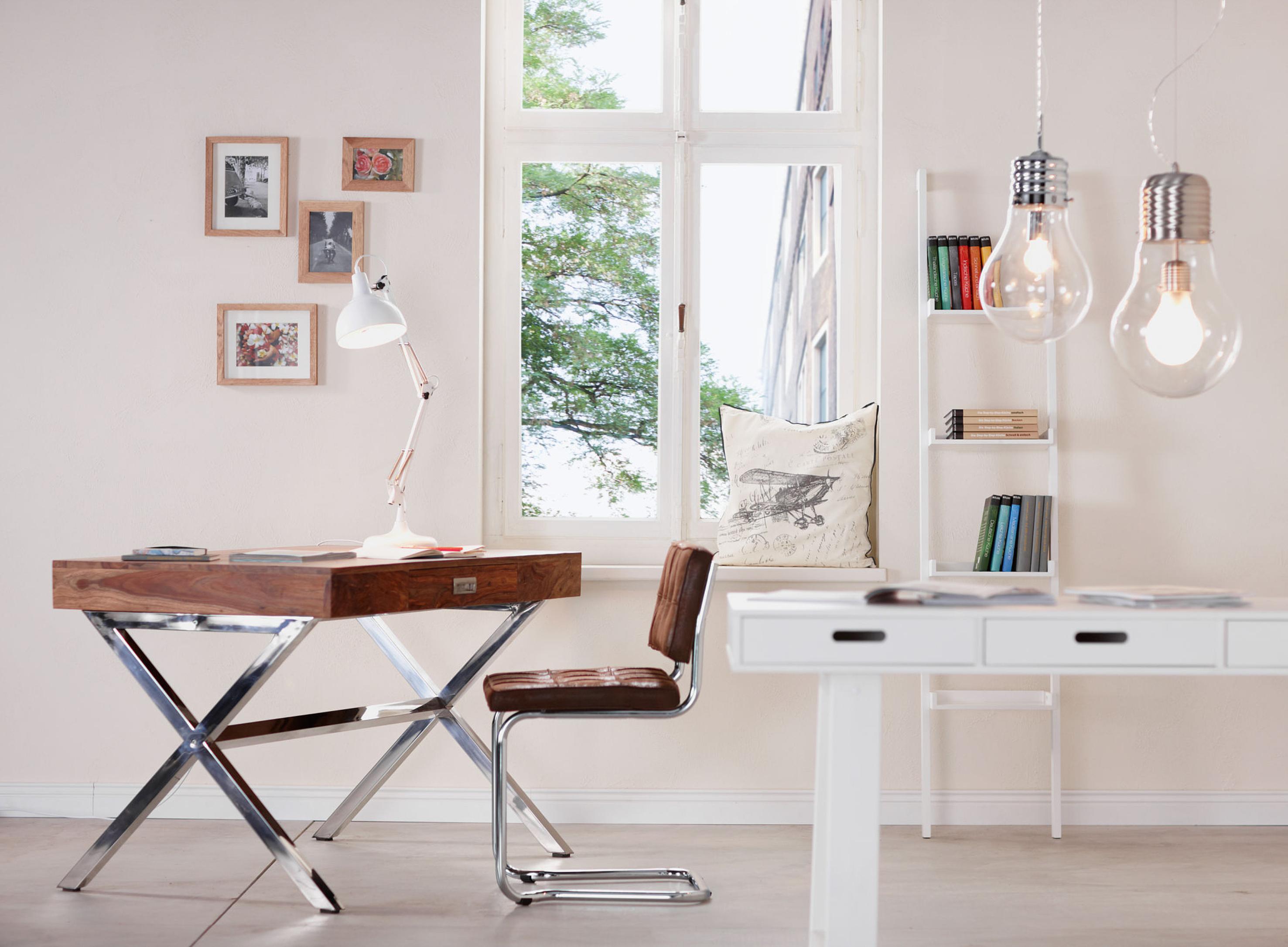 Schreibtisch passend zum Freischwinger #eklektisch #bilderrahmen #bodenfliesen #industriedesign #holzschreibtisch ©Butlers