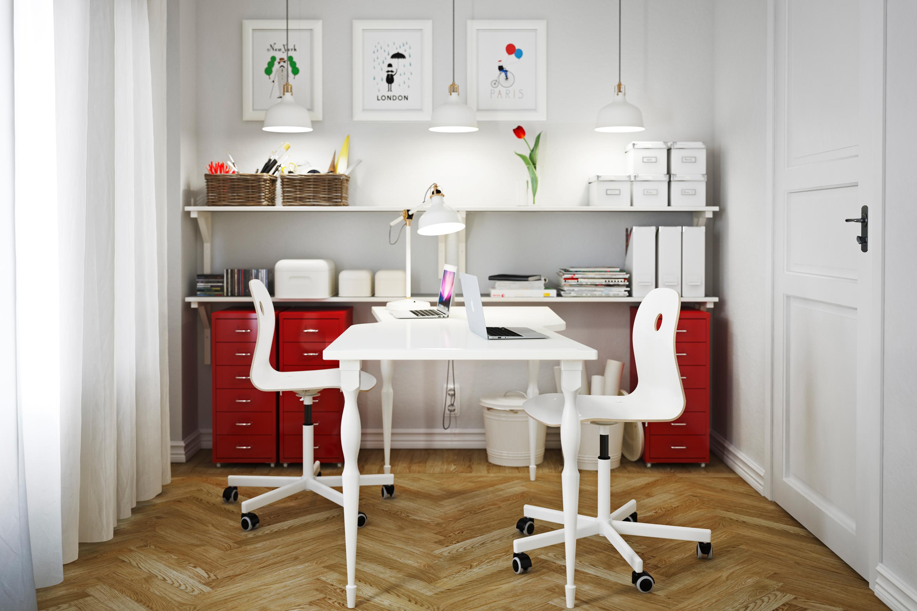 Schreibtisch und Drehstühle in Weiß #büromöbel #schreibtisch #hängeleuchte ©Inter IKEA Systems B.V.