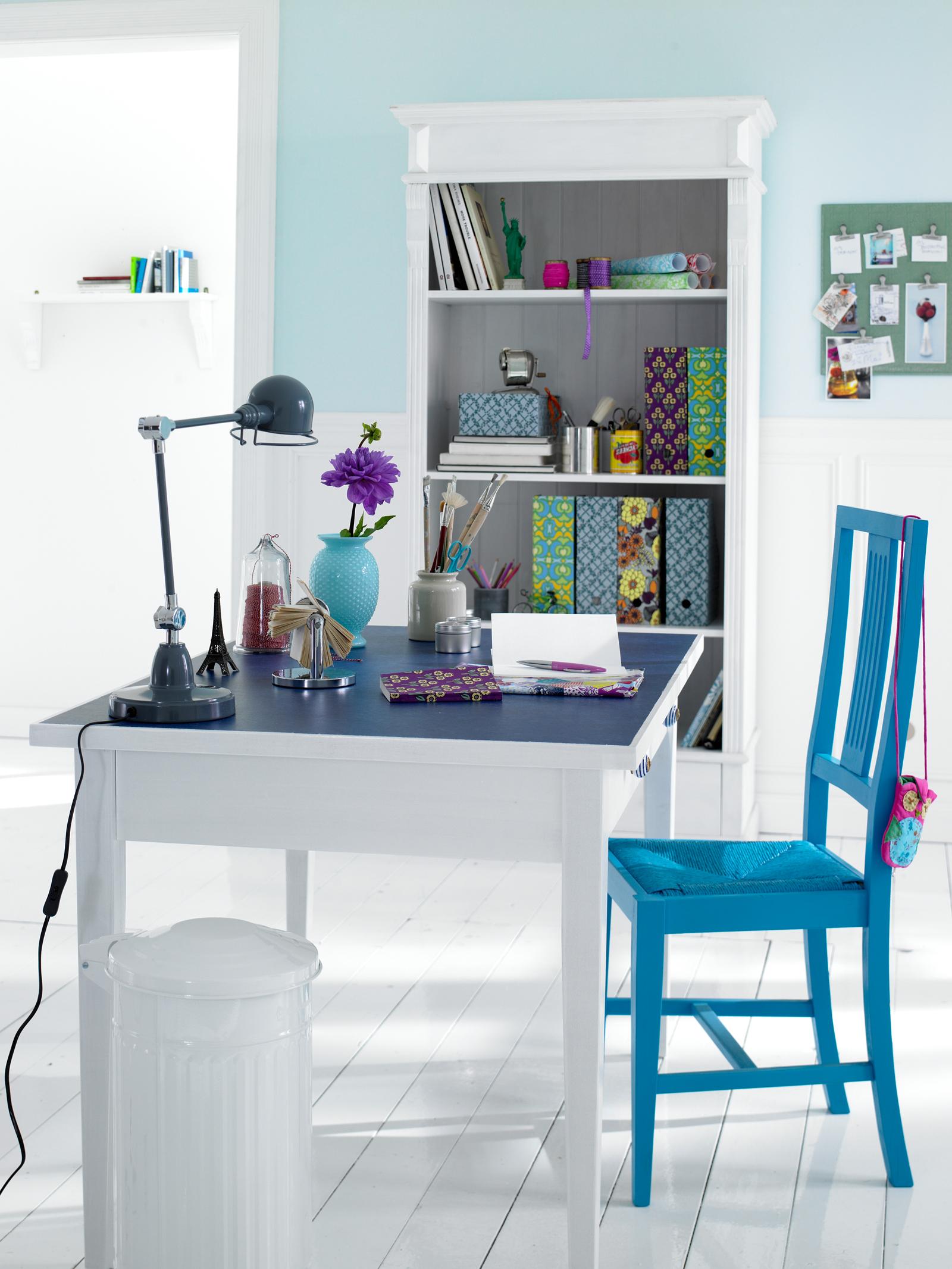 Schreibtisch und Holzstuhl in Blau #einbauregal ©Car Selbstbaumöbel