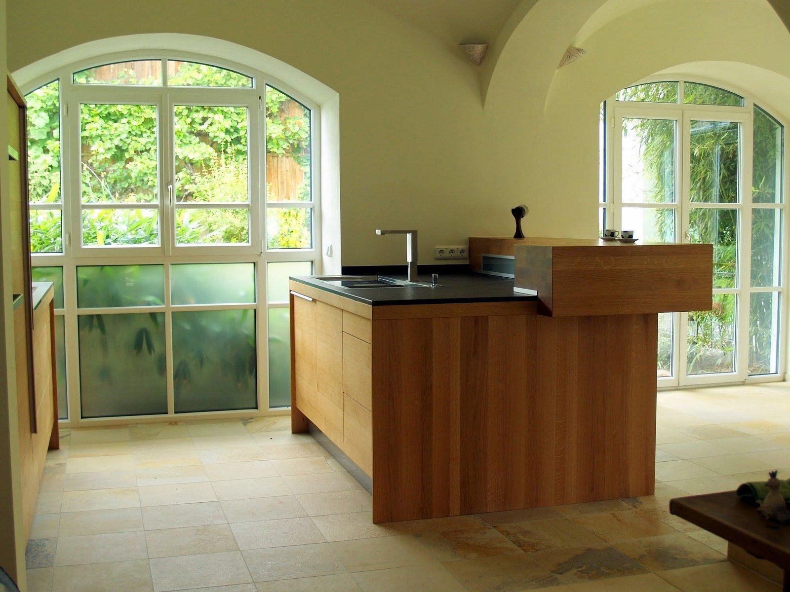 #Schreinerküche in einer imposanten Räumlichkeit mit #Gewölbe. #Spülenblock mit aufgesetzter #Theke