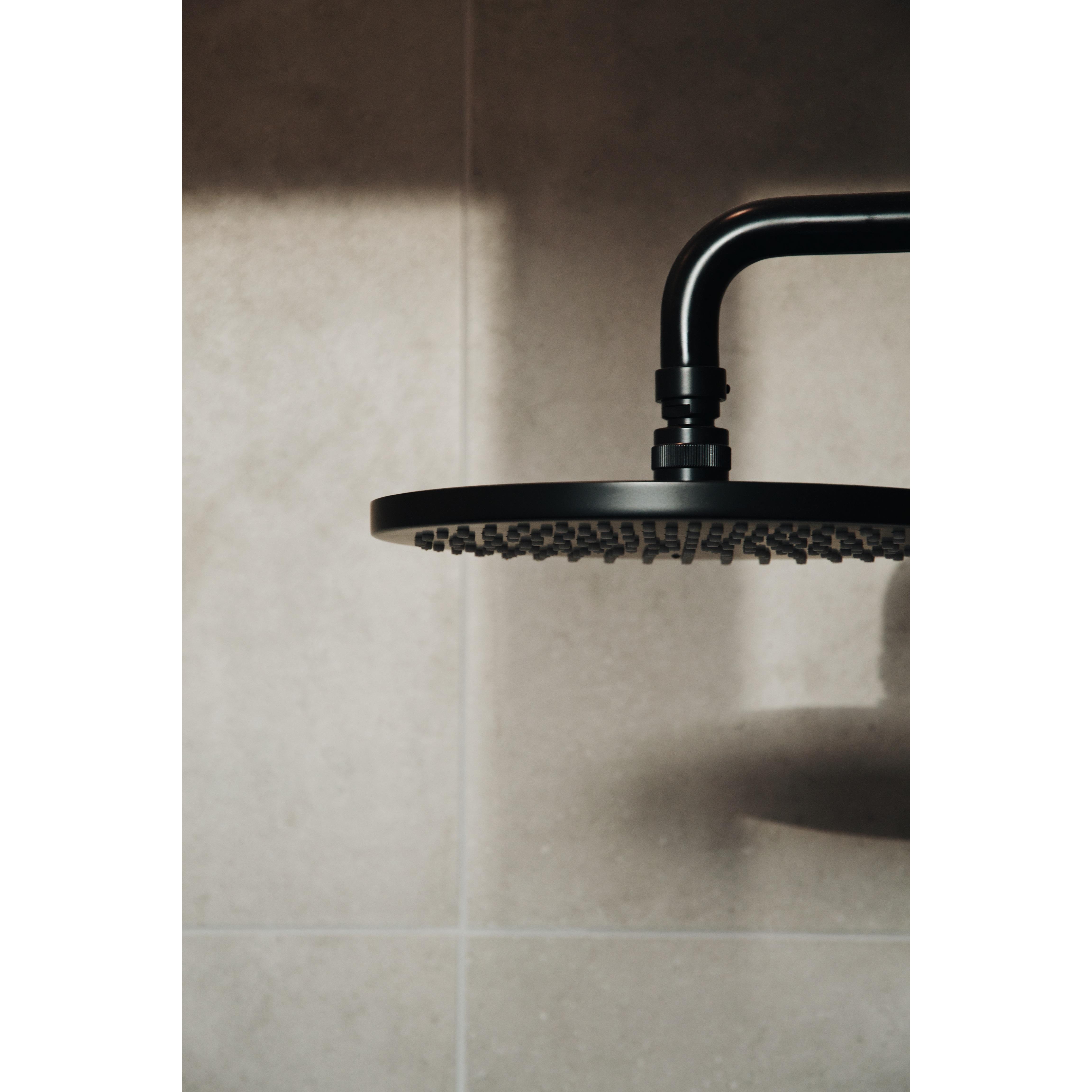 Schwarz im Bad #minimalistic #badezimmer #betonoptik #altbauliebe #neuhier