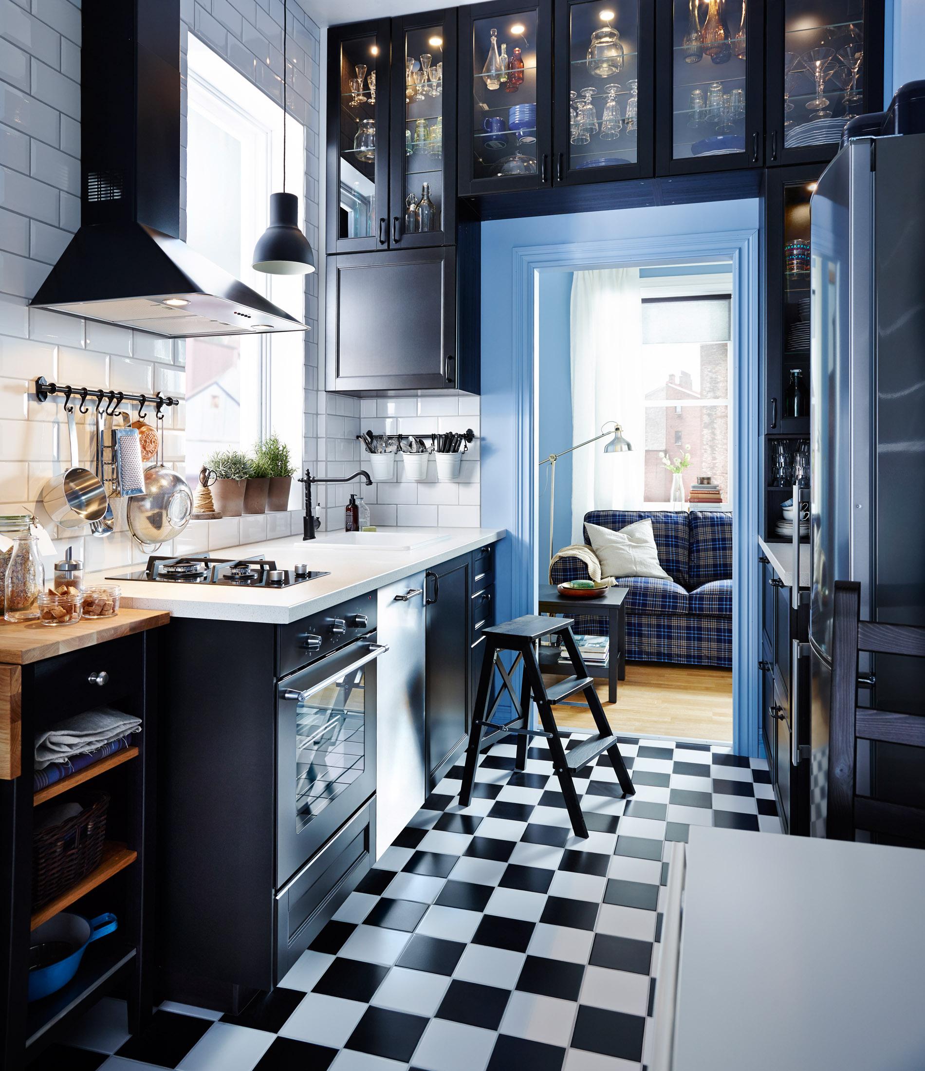 Schwarz-weiß gefliester Küchenboden #fliesen #sofa #kariertessofa #schwarzweißefliesen ©Inter IKEA Systems B.V. 2014