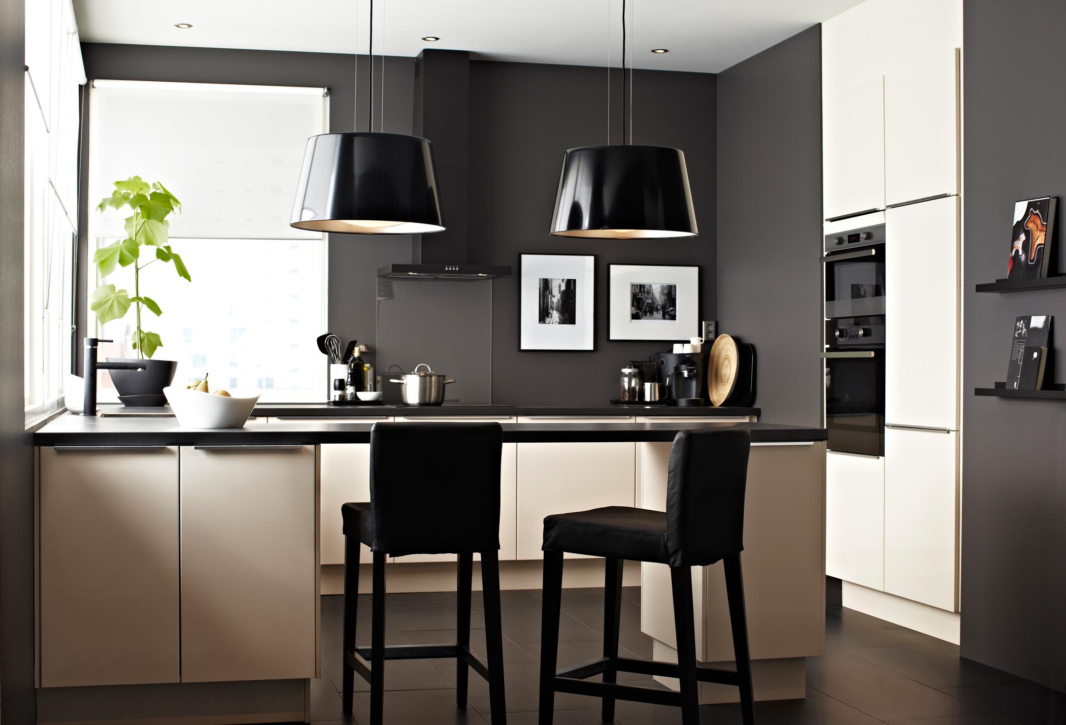 Schwarze Hängeleuchten #ikea #küchentresen #schwarzehängeleuchte #küchengestaltung ©Inter IKEA Systems B.V.