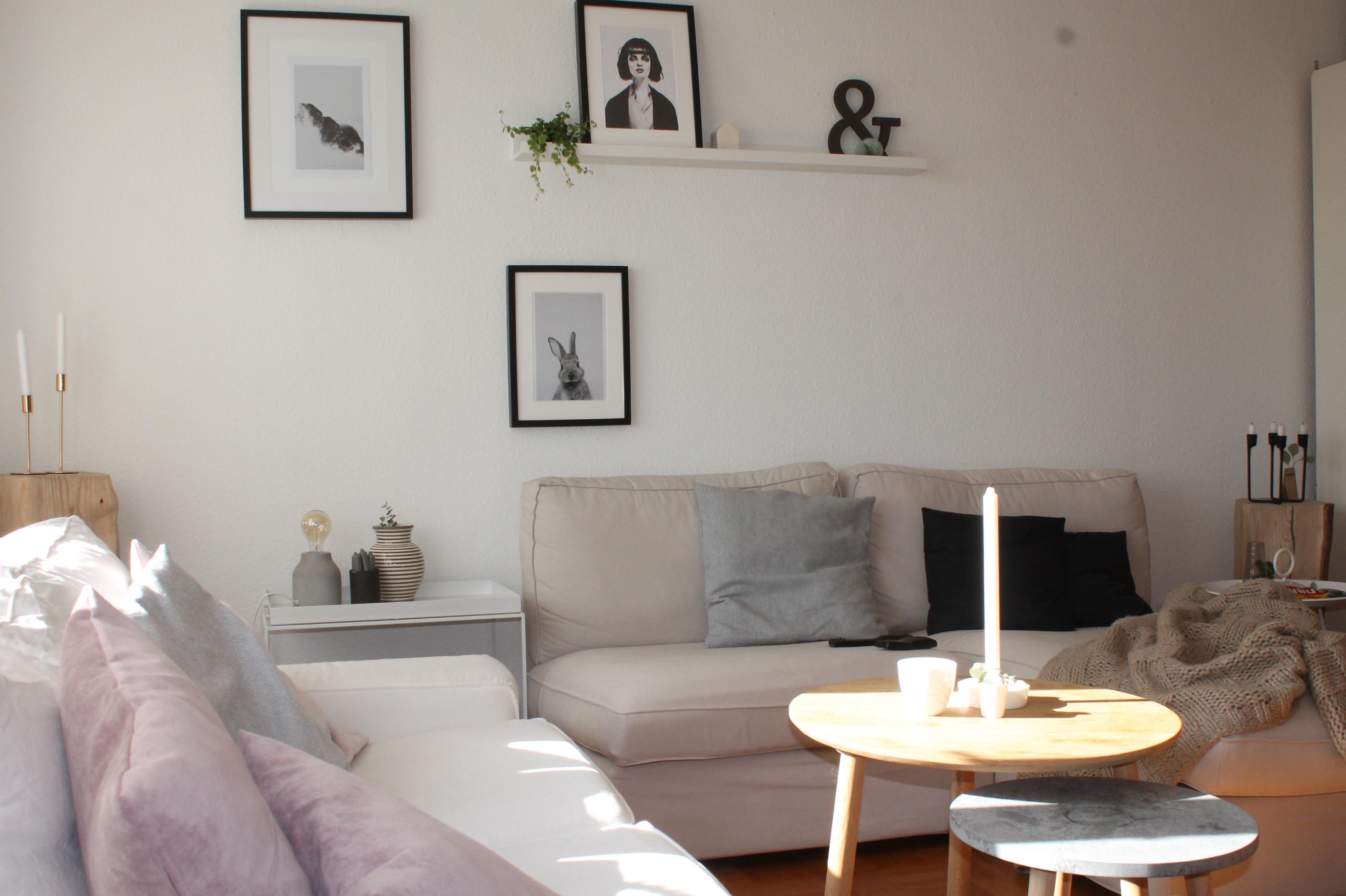 schwarze Rahmen #wohnzimmer #poster #sofa #juniqe ©www.koenigskram.de