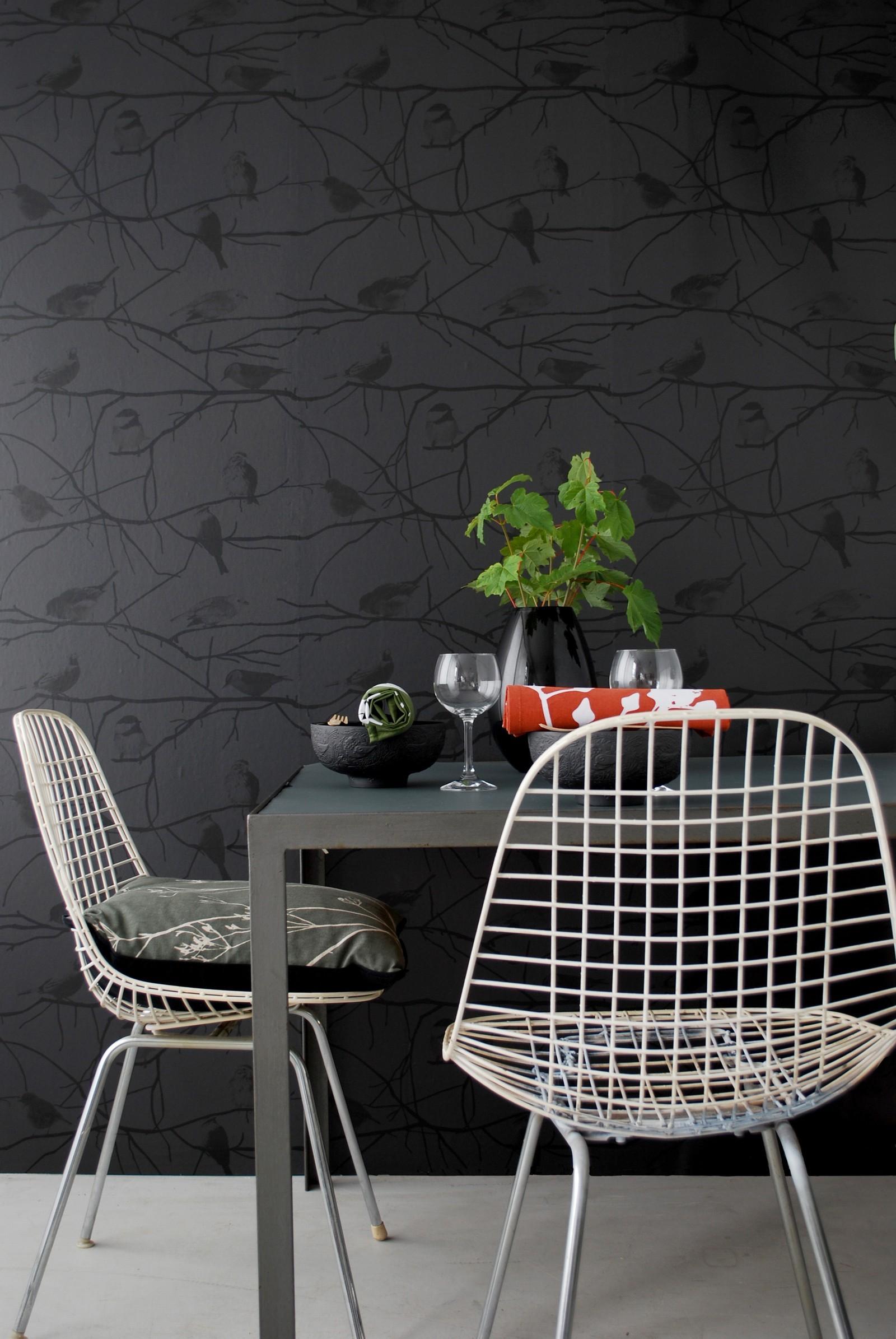 Schwarze Vliestapete für das Esszimmer #stuhl #esstisch #weißerstuhl #tisch #essecke #vliestapete ©ferm Living