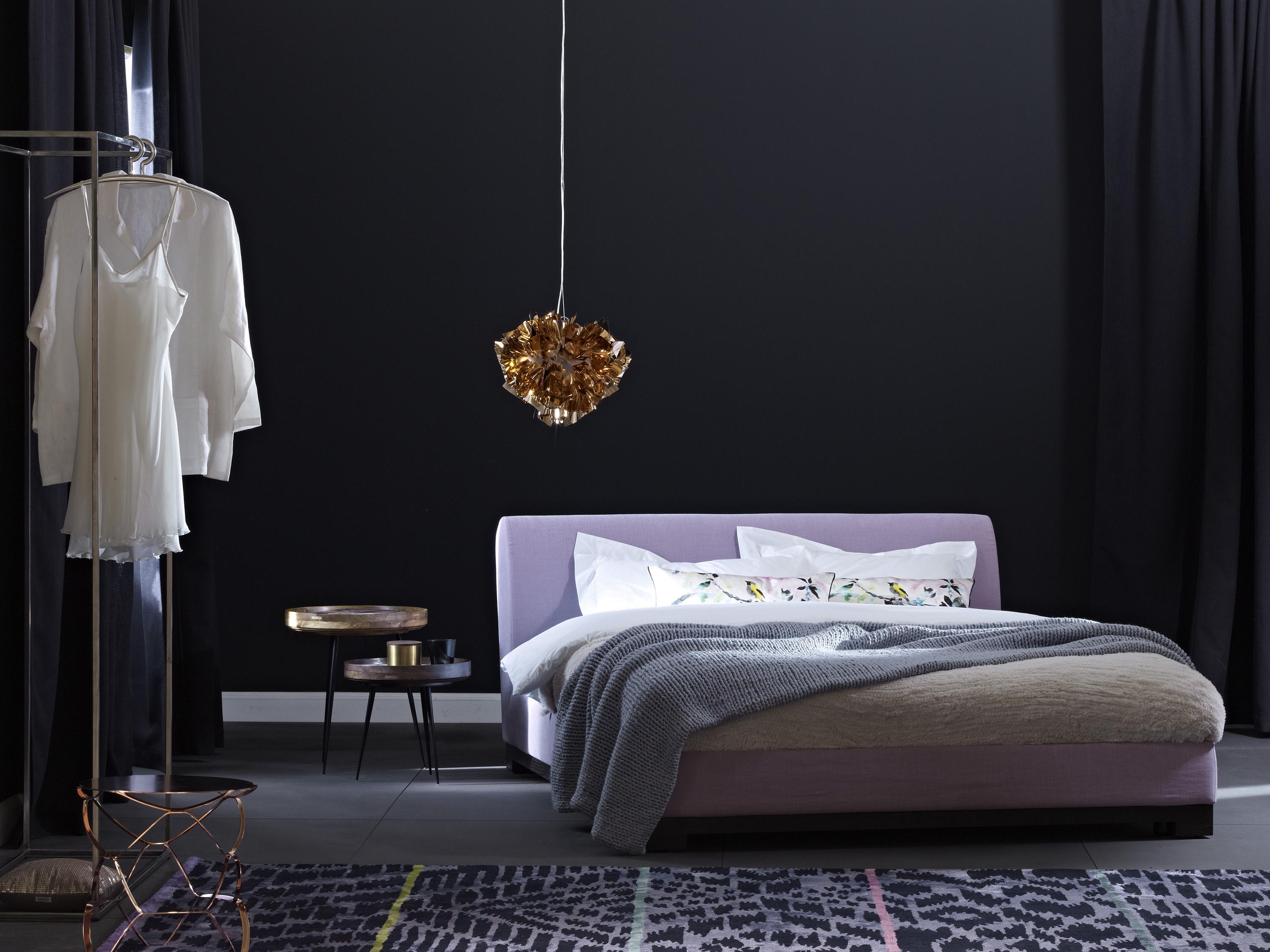 Schwarze Wandfarbe im Schlafzimmer #boxspringbett #zimmergestaltung ©Schramm