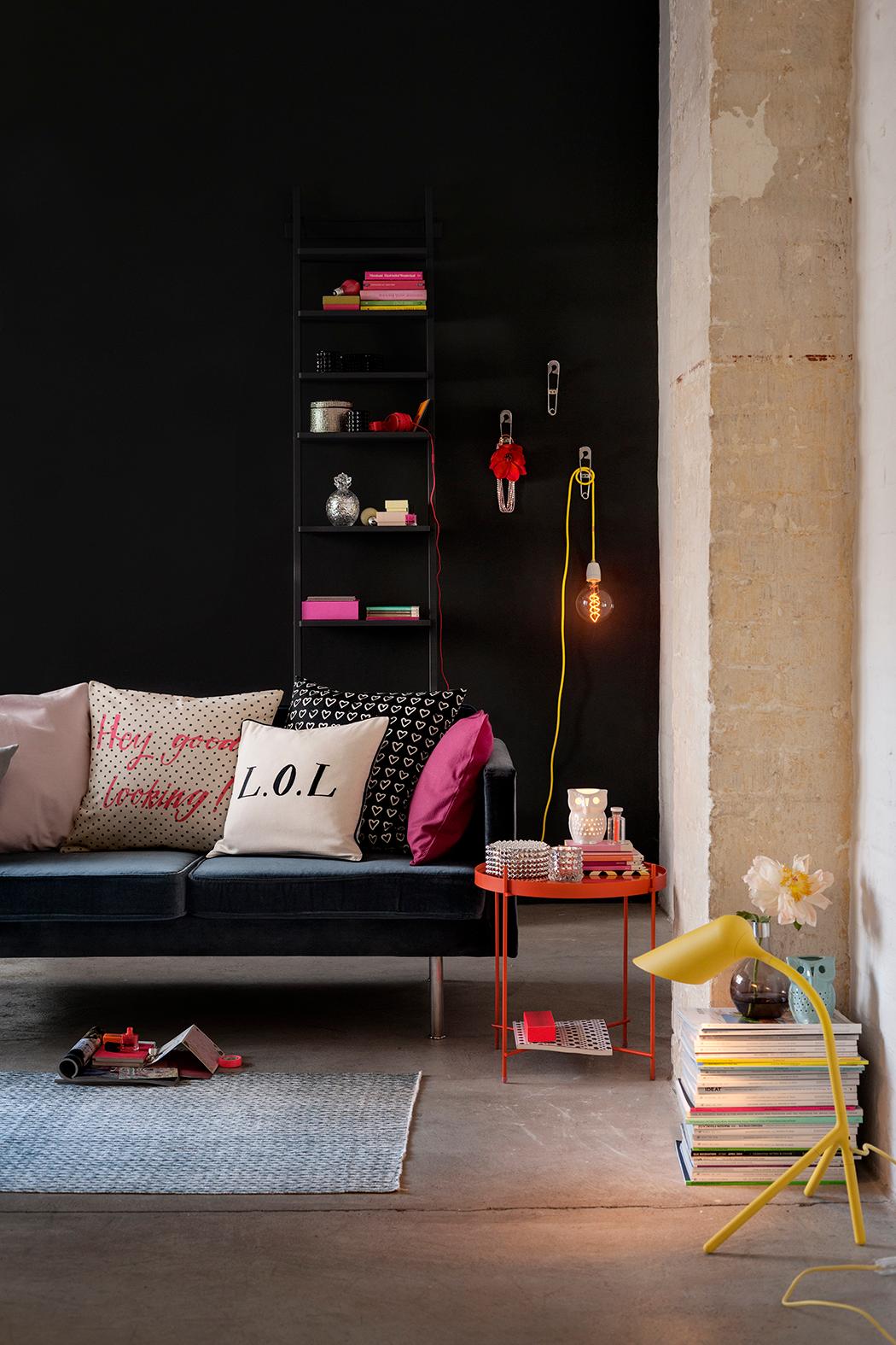 Schwarze Wandfarbe richtig kombinieren #couchtisch #beistelltisch #regal #teppich #kissen #steinwand #sofa #schwarzewandfarbe ©H&M Home