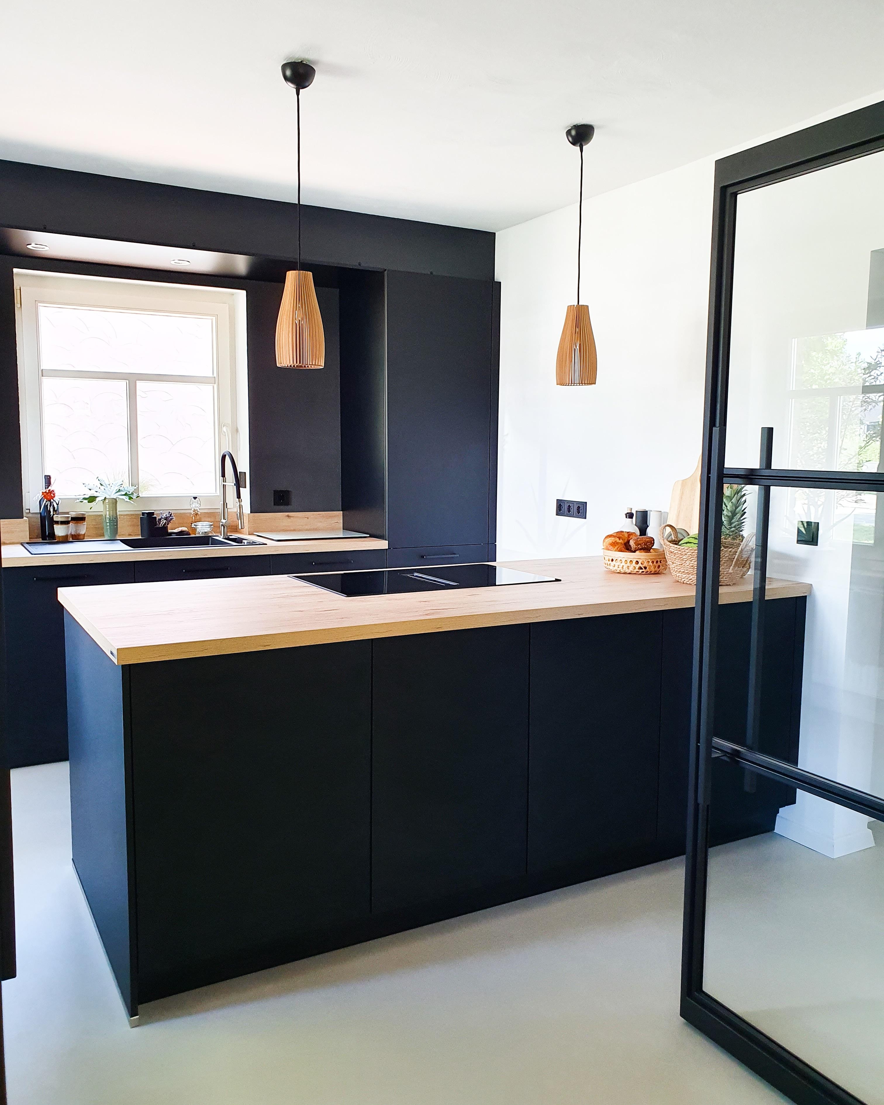 #schwarzeküche
#küche #skandinavianhome #industrietür 
#kitchenstories #pilea 