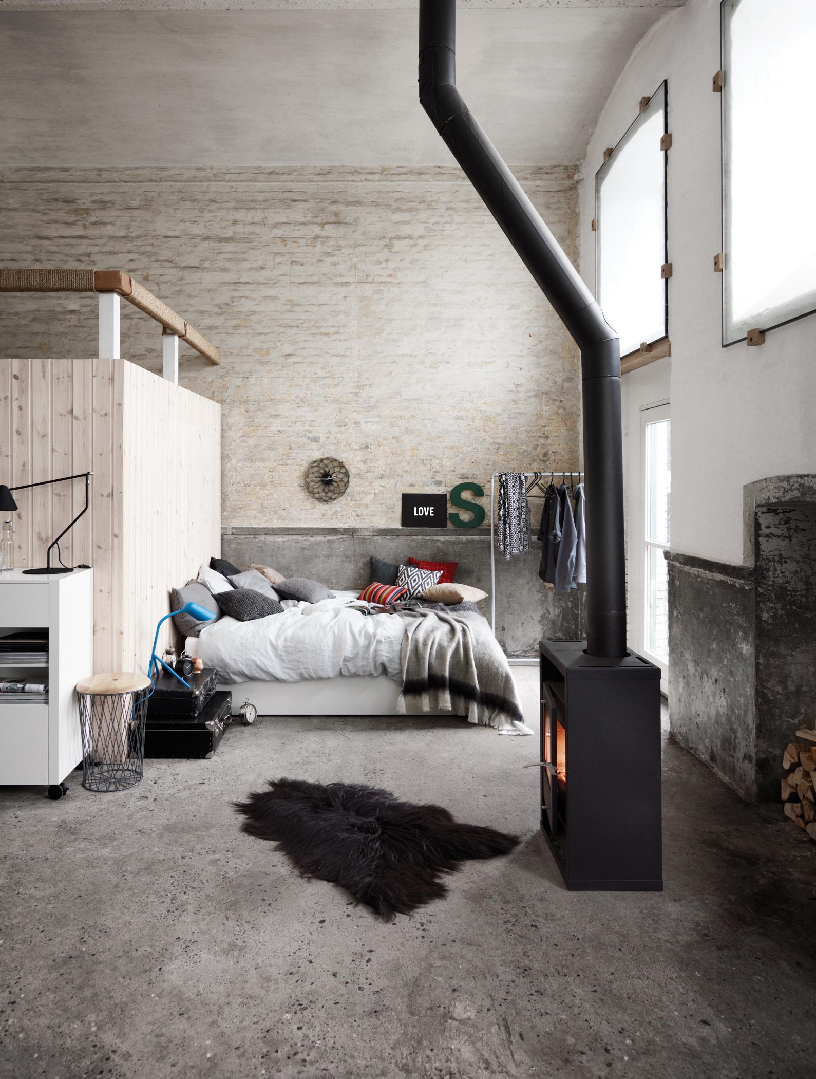 Schwarzer Kaminofen im geräumigen Schlafzimmer #kamin #loft #boconcept ©BoConcept