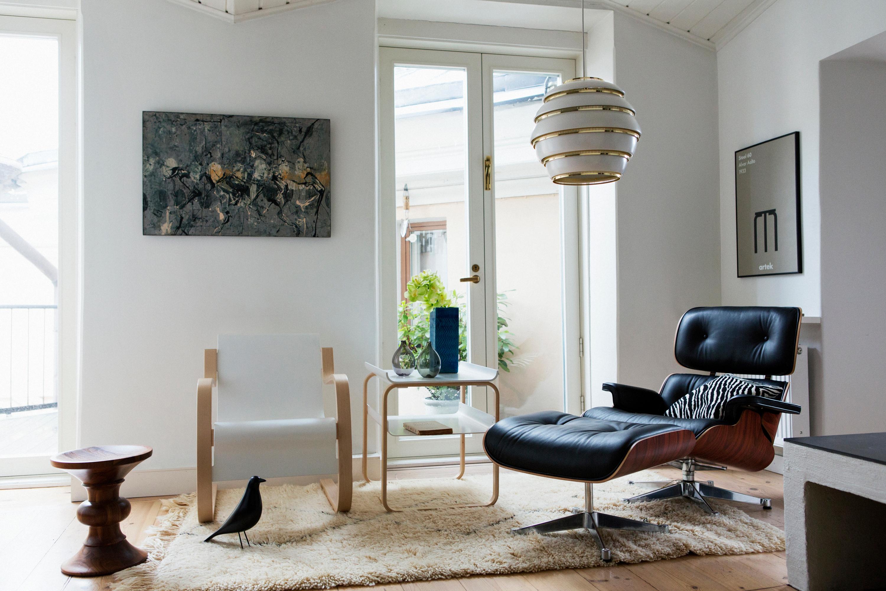 Schwarzer Lounge-Sessel #beistelltisch #hängeleuchte ©Artek