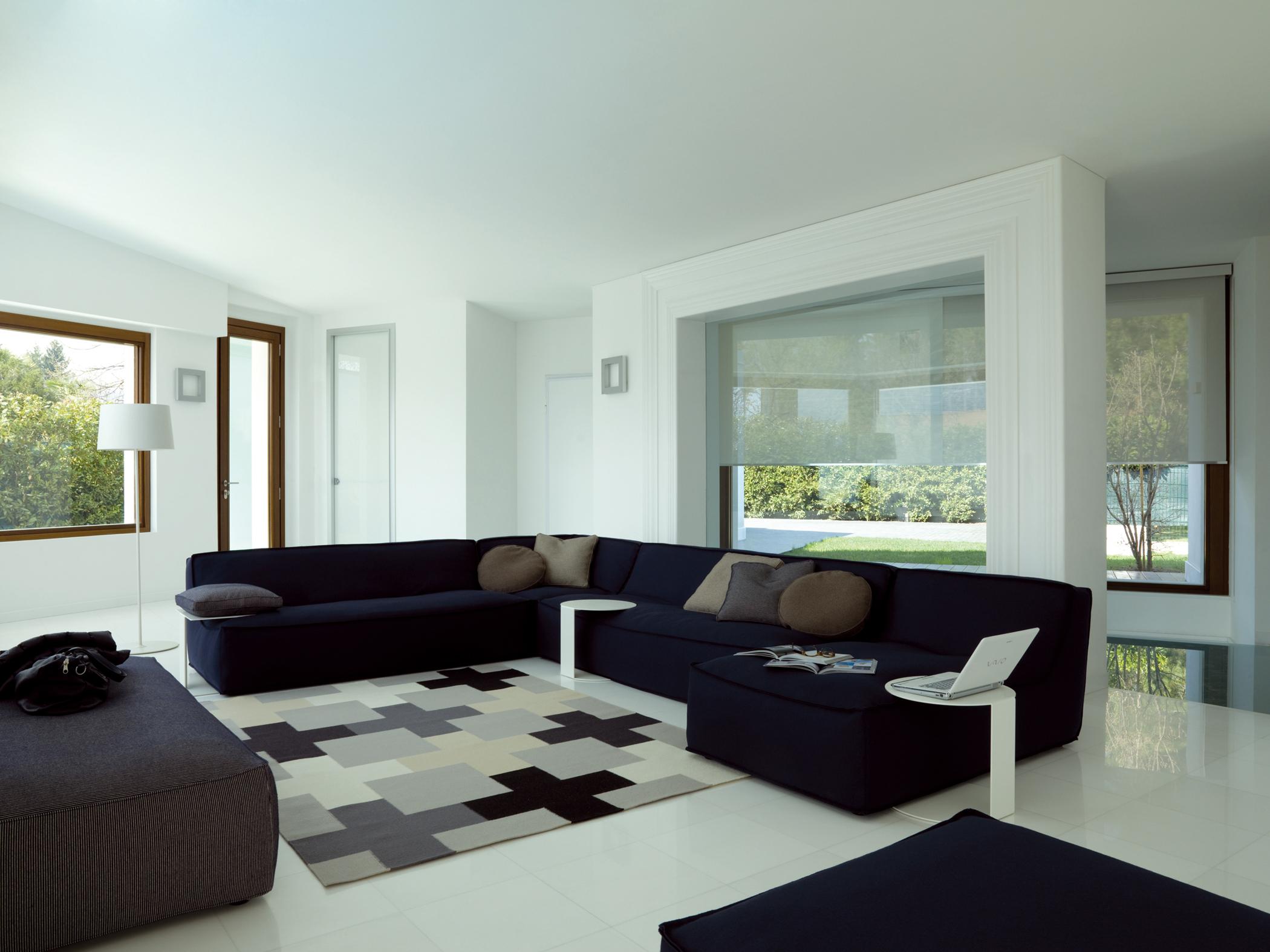 Schwarzes Ecksofa und Musterteppich #sofa #wohnlandschaft ©Verzelloni, Designer: Lievore Altherr Molina