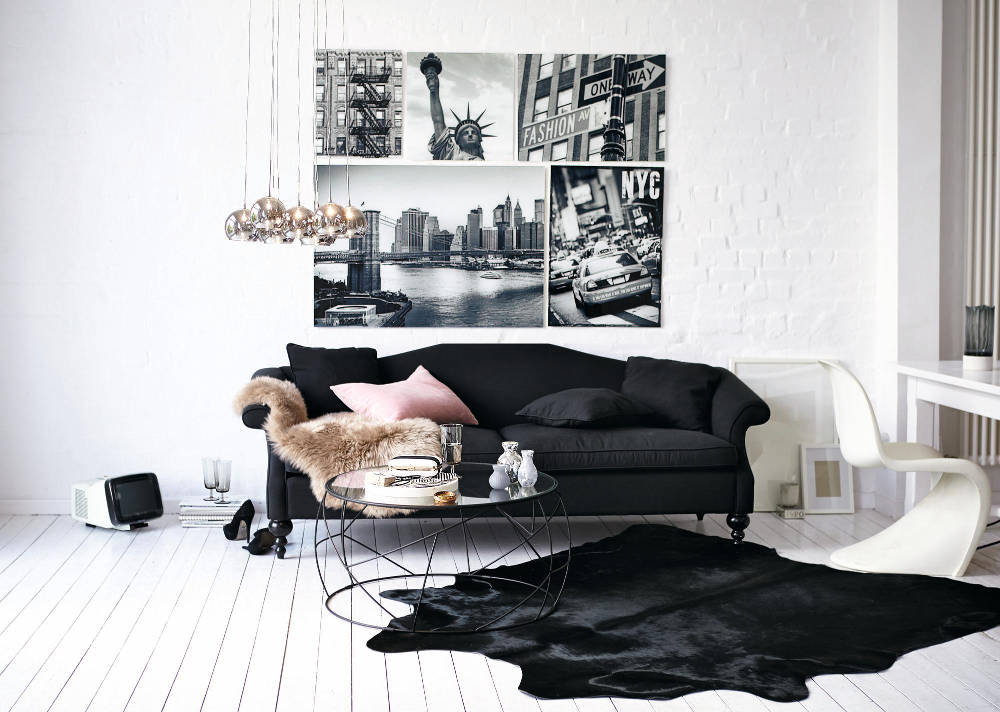Schwarzes Sofa trifft auf weiße Dielen #couchtisch #pendelleuchte #sofa #glascouchtisch #newyork #zimmergestaltung ©Impressionen