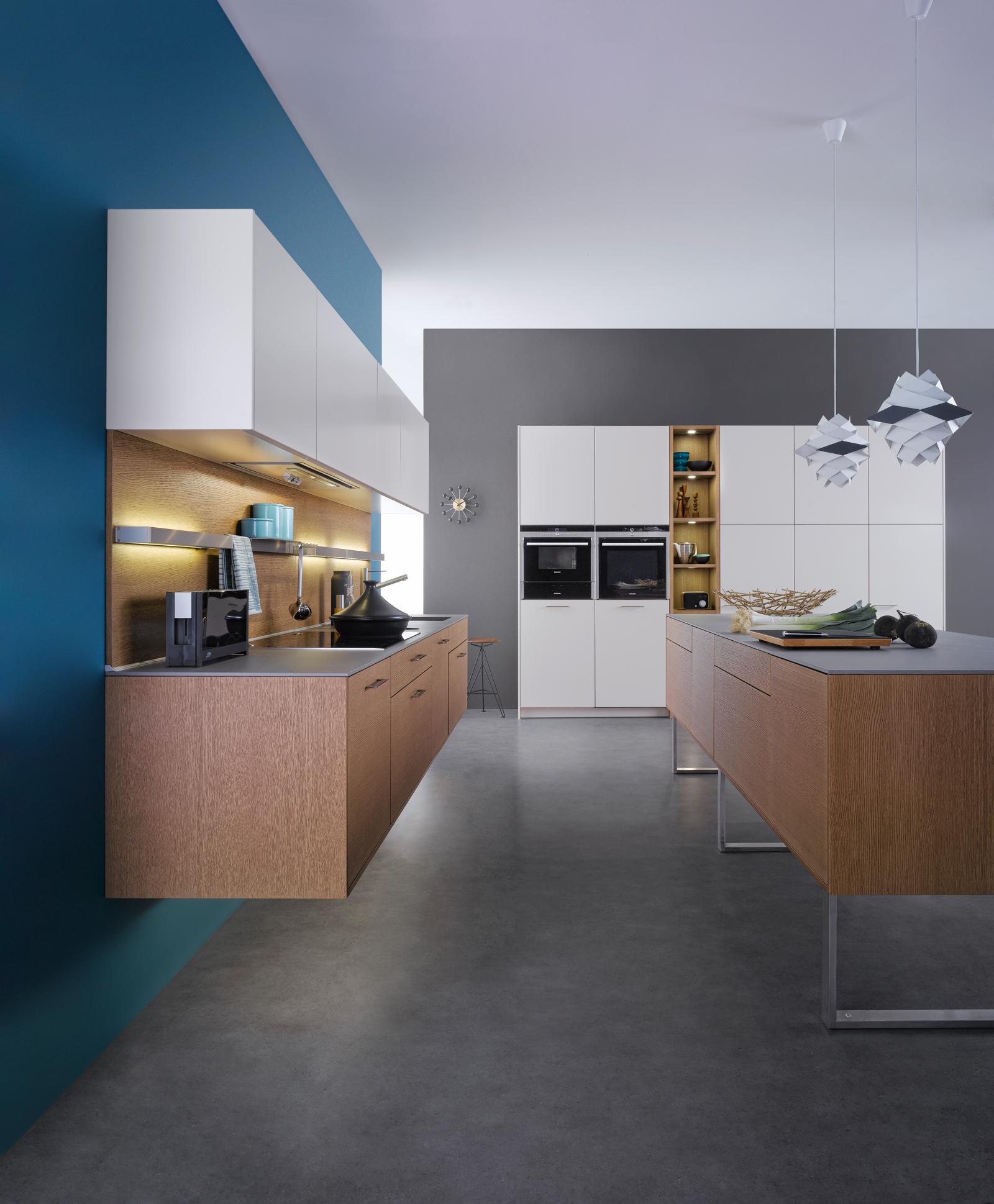 Schwebende Küchenzeile #grauerbodenbelag #blauewandfarbe ©Leicht Küchen