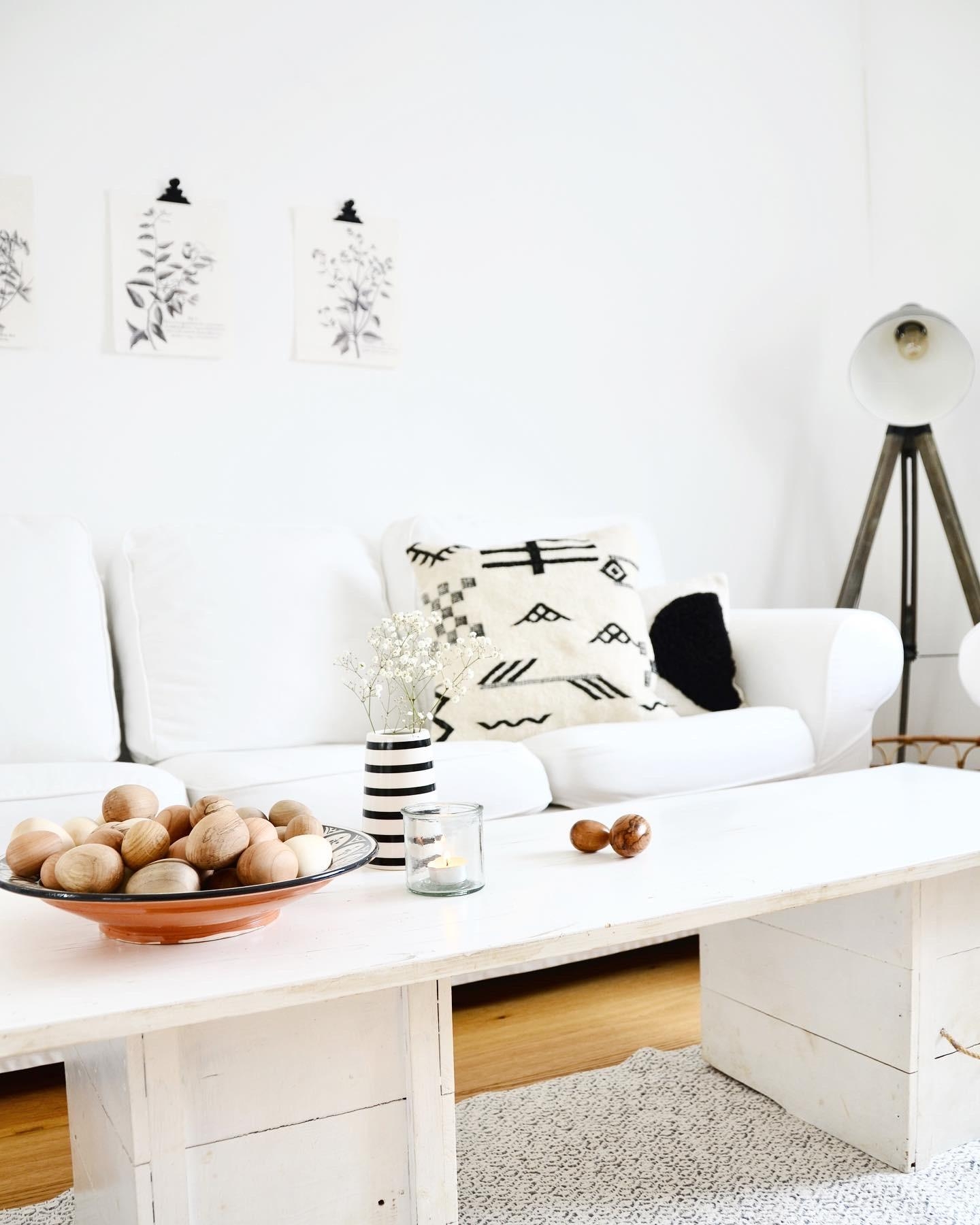 #schwedenhaus #whiteliving #skandinavisch #wohnzimmer #osterdeko #nachhaltig #vintage #holzeier #hygge #ostern #couch