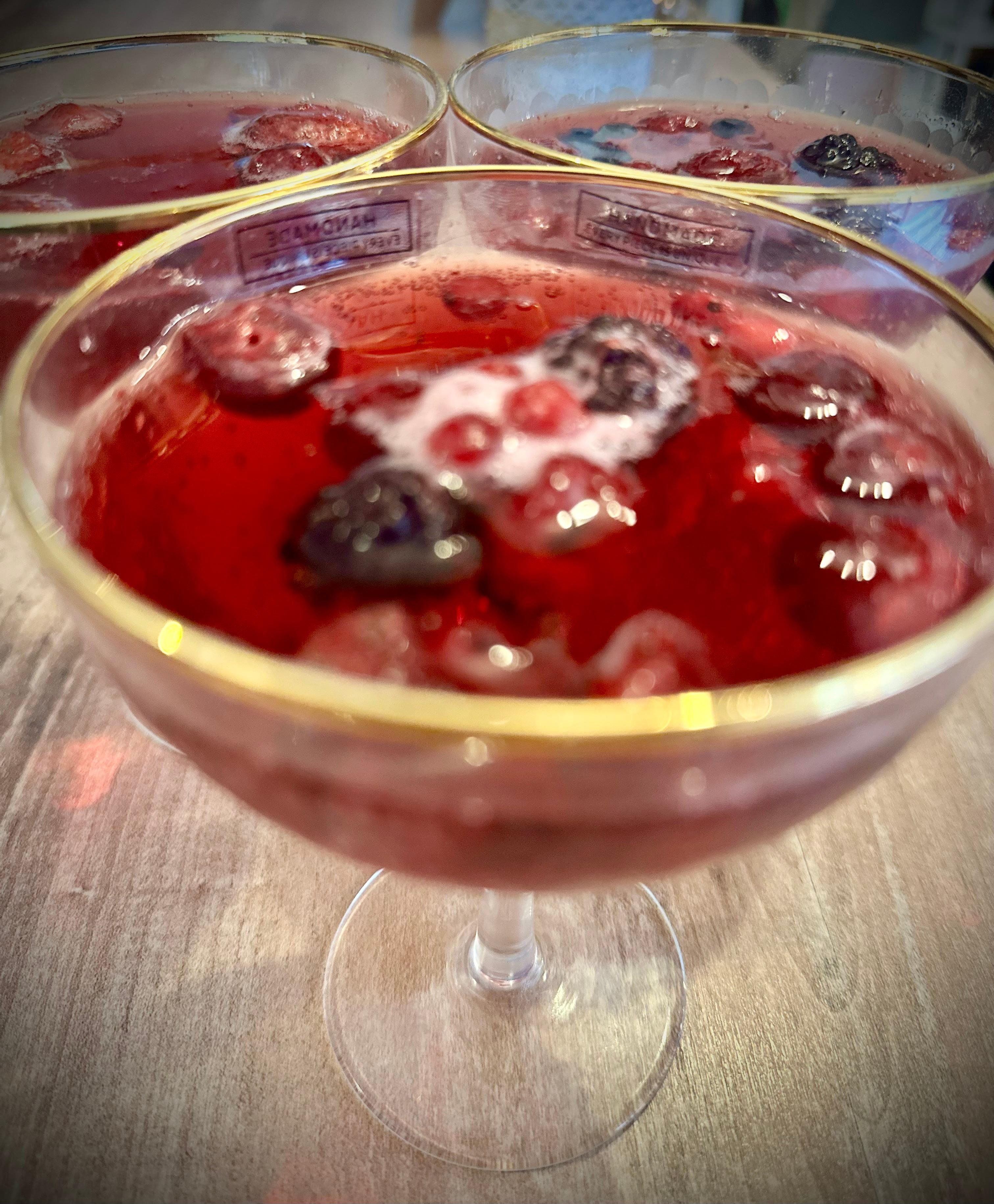 Schweppes Pomegranate ❤️

Mega lecker , schön herb und gar nicht süß ! Mega ! Wir haben ohne Alkohol genossen , aber mit ist es bestimmt auch Bombe 💣

#wiebowle🍇🍓🫐