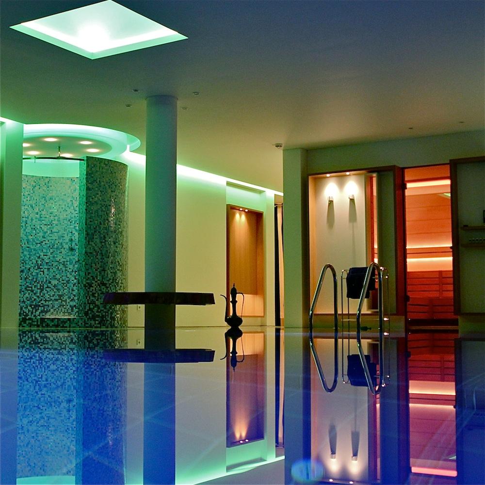 Schwimmbad #fliesen #baddeko #sauna #wellness #schwimmbad ©innenarchitektur-rathke.de