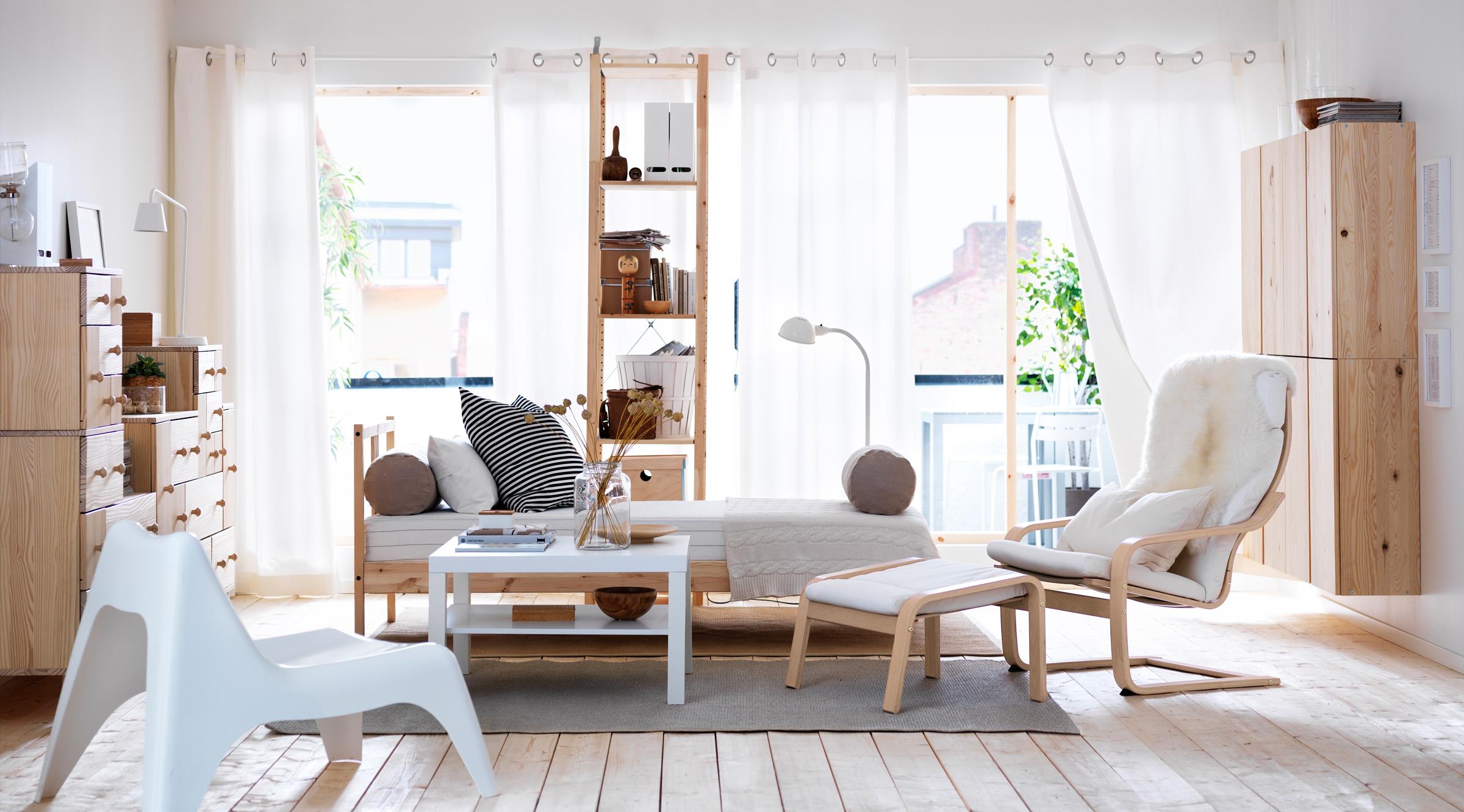 Schwingsessel mit weißem Polster im natürlichen Wohnzimmer #ikea ©Inter IKEA Systems B.V