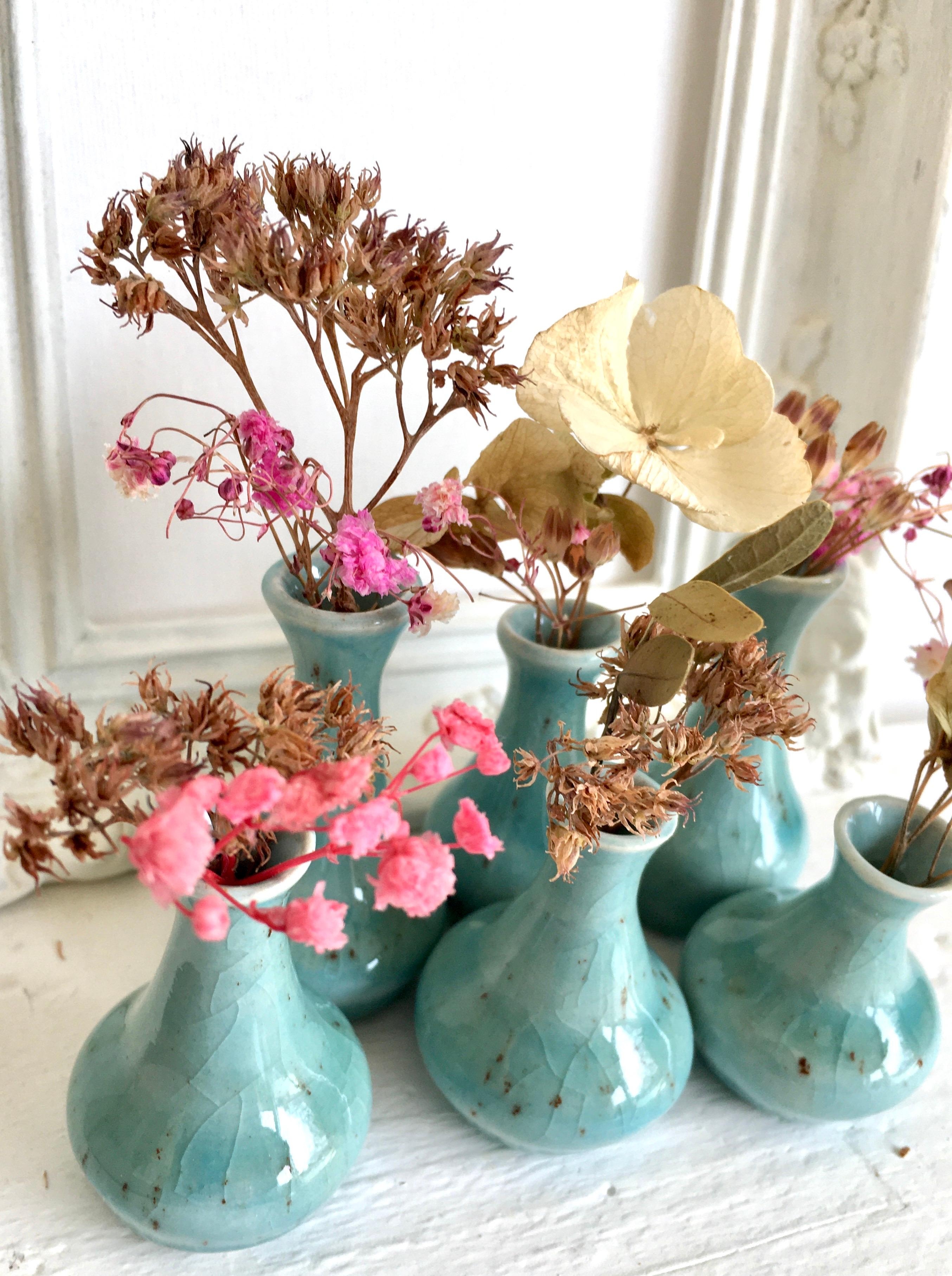Sehnsucht nach Frühling ! Deko minimal mit maximalem Wohlfühleffekt ! #frühling #minivasen #türkis #keramik #pink