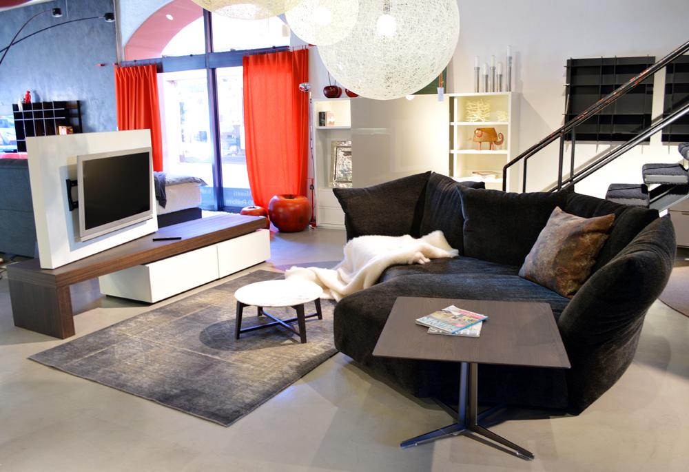 Sehr funktionelles Standard-Sofa von Edra #beistelltisch #wohnzimmer #sofa #tisch #medienwand ©GünstigerDesign