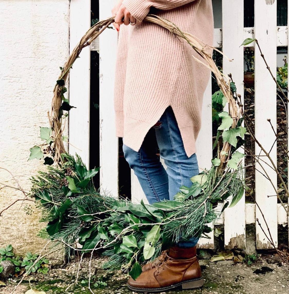 Seid ihr schon in #weihnachtslaune? #winterdeko #diy wreath #kranz #freshflowers #handmade #deko #adventsdeko #couchlieb