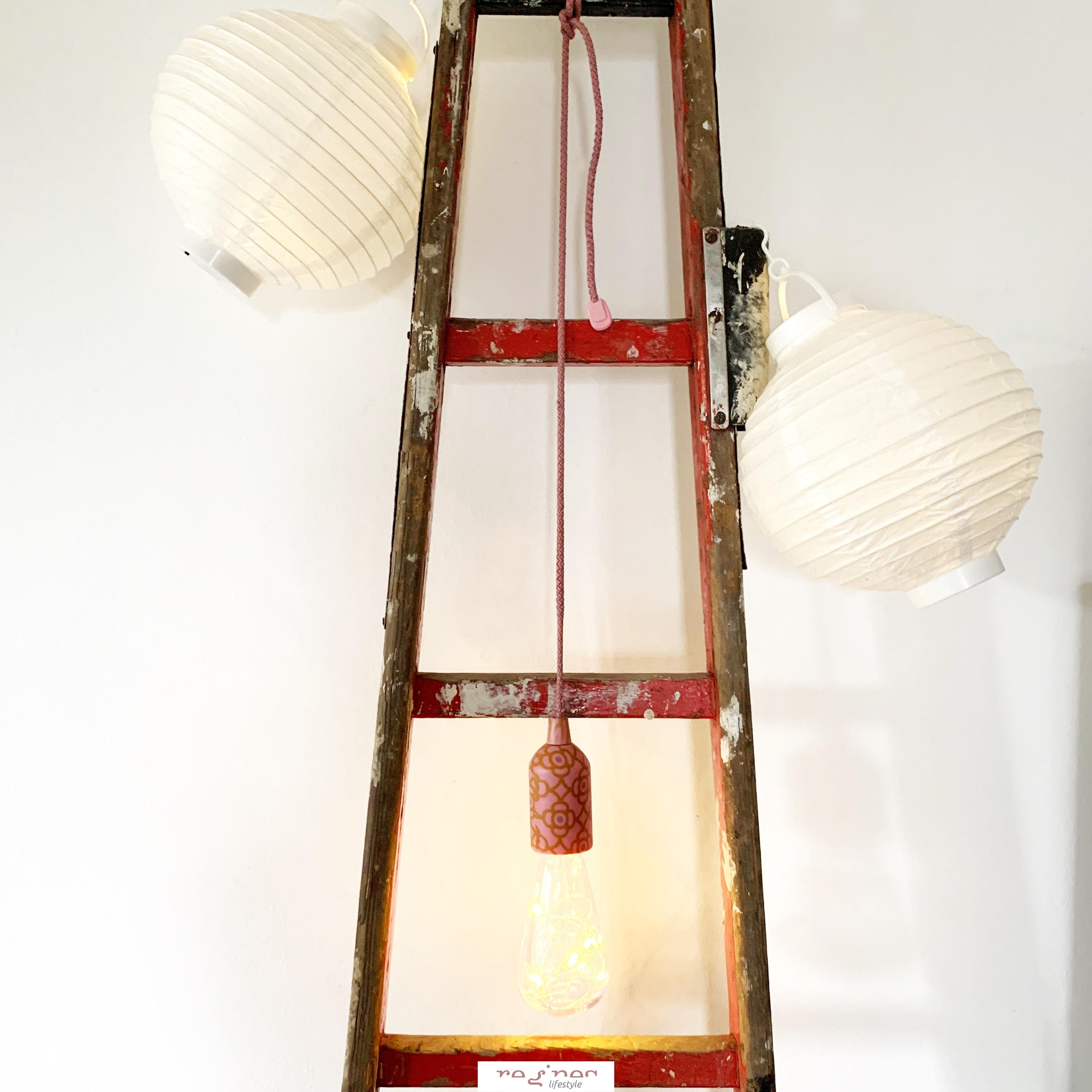 Seillampe und Lampions finden in unserem Wohnzimmer ein Zuhause ...

#wohndeko #lampen #leiter #gemütich #licht #wohnen