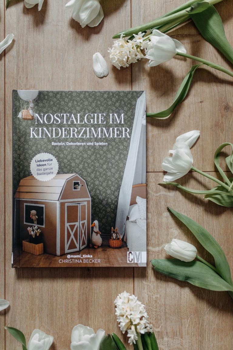 Seit März diesen Jahres gibt es mein Bastelbuch "Nostalgie im Kinderzimmer" mit über 70 DIYs :) #nostalgieimkinderzimmer #autorin #buch #kinderzimmer #landhaus #diy