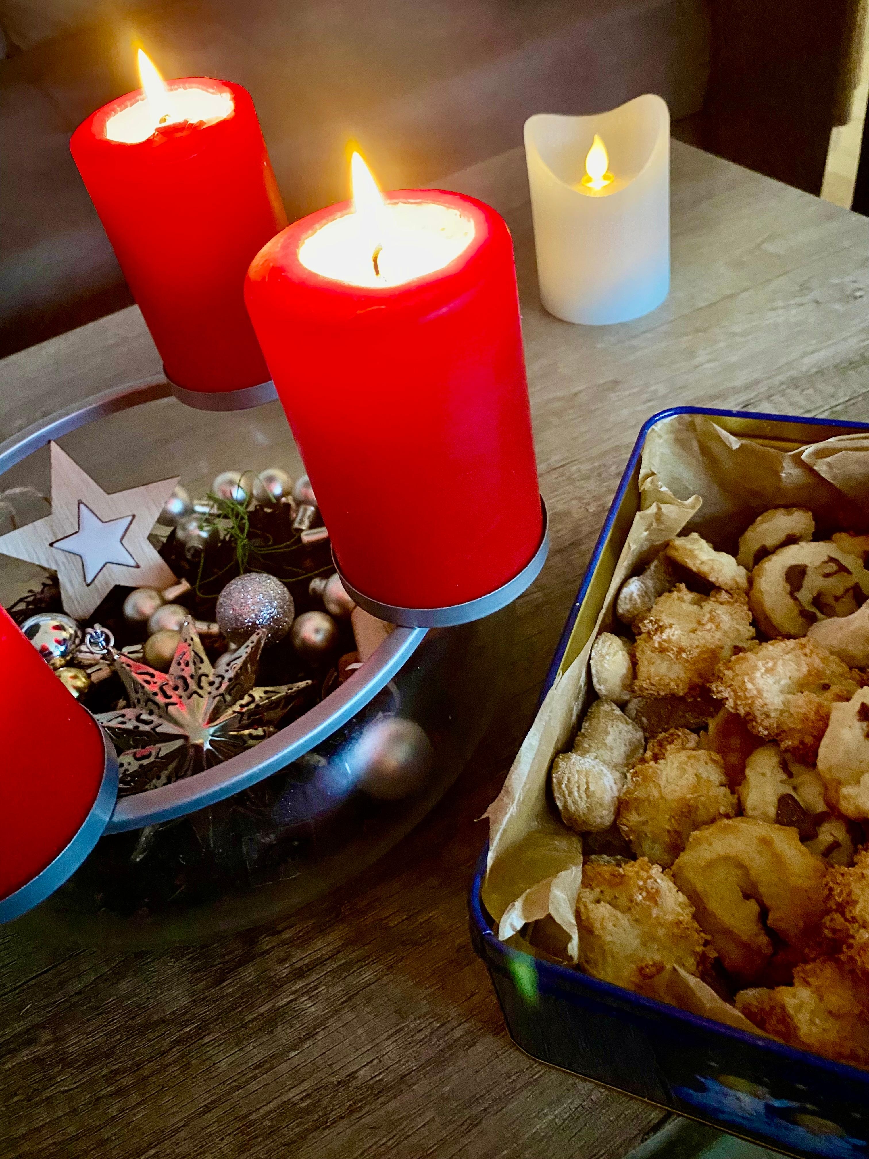 Selbst gebackenes Weihnachtsgebäck, jedes Jahr eine Freude 😃 
#weihnachtsplätzchen #adventszeit #kerzen