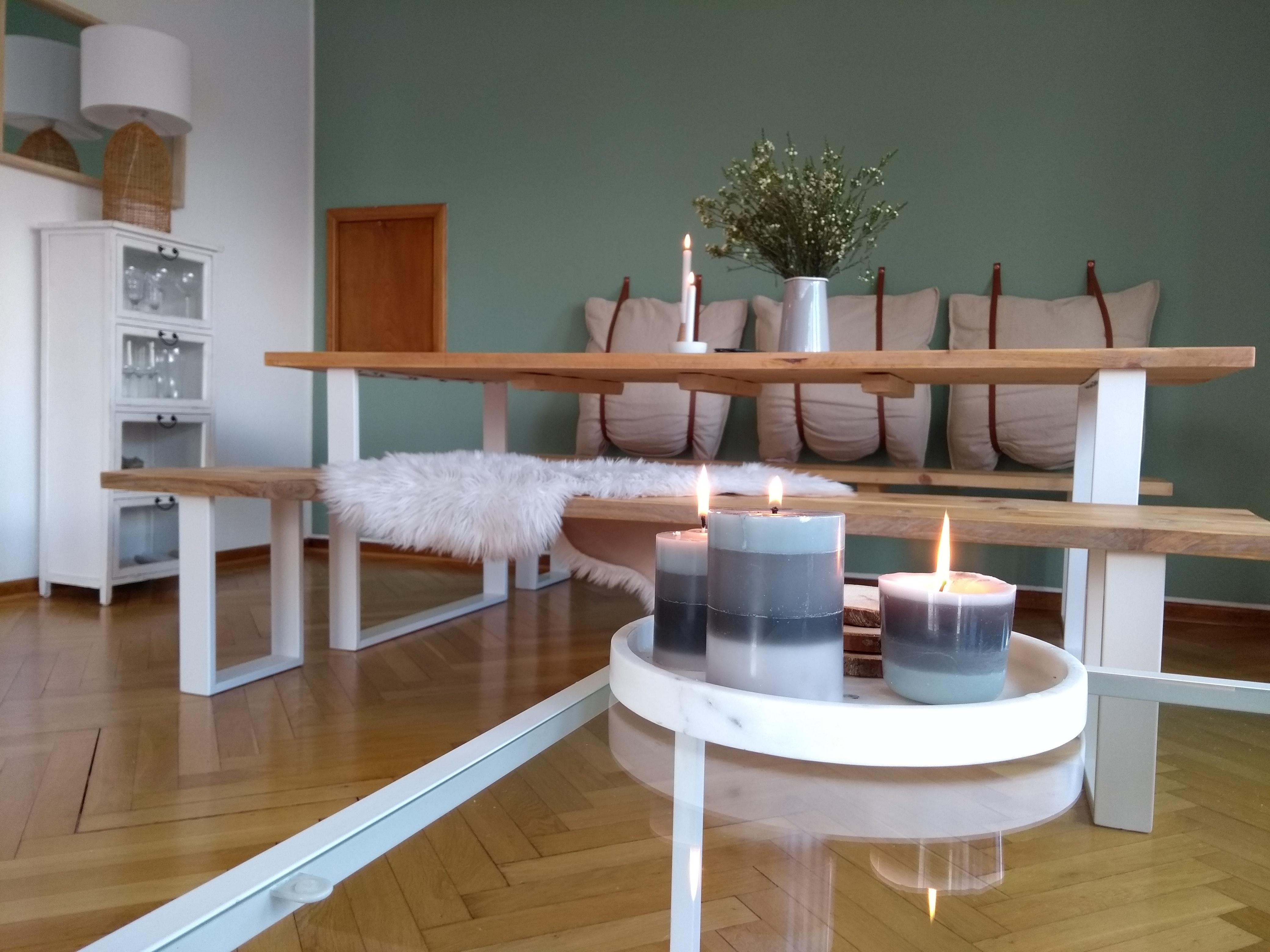  selbst gemachte Kerzen aus Wachsresten #diy #kerzen #wohnzimmer #marmor #esstisch #wandfarbe #grün #couchtisch