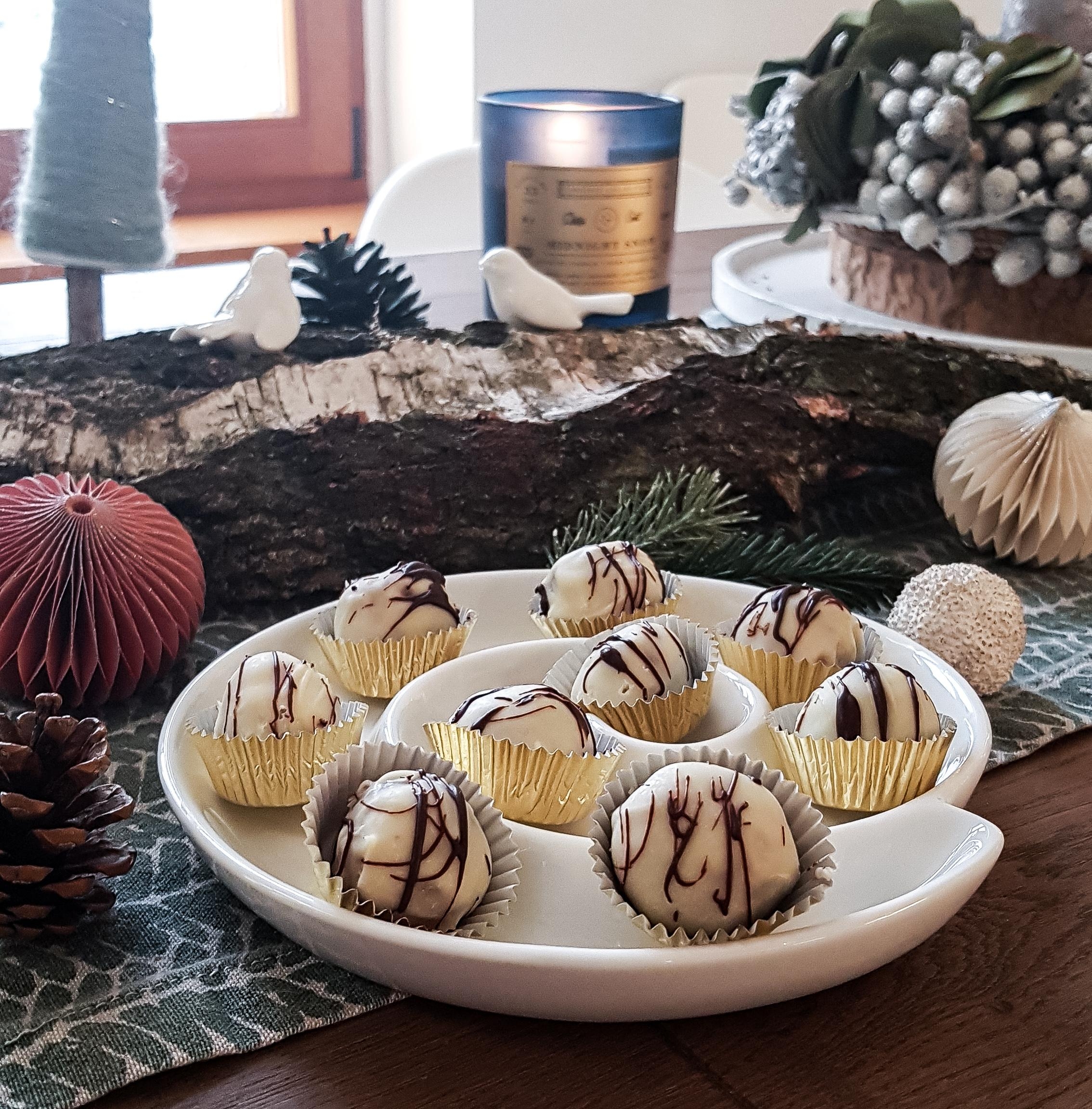 Selbstgemachte Schokoladen-Marzipan-Ganache-Pralinen. #zumverschenken #weihnachtlich #selfmade #homemade #cosy