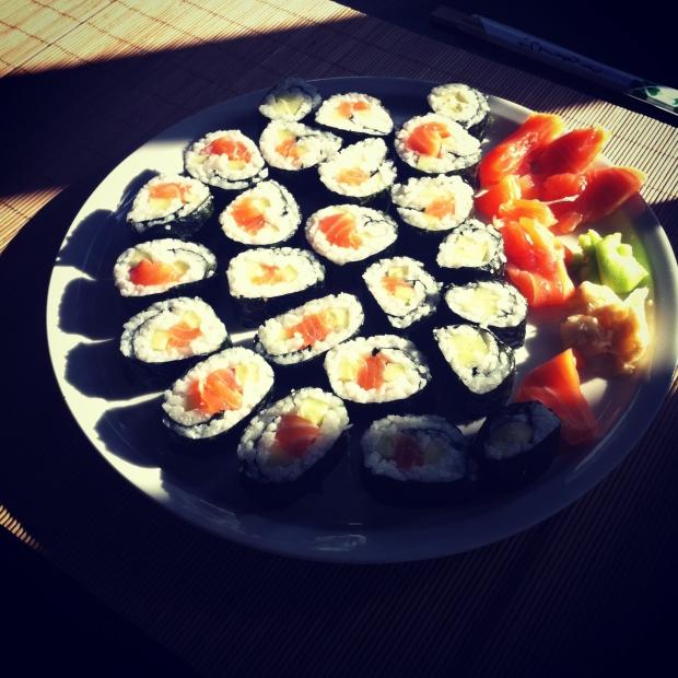 Selbstgemachte Sushi für einen gemütlichen Abend zu Hause! Kann man ausprobieren und geniessen. 