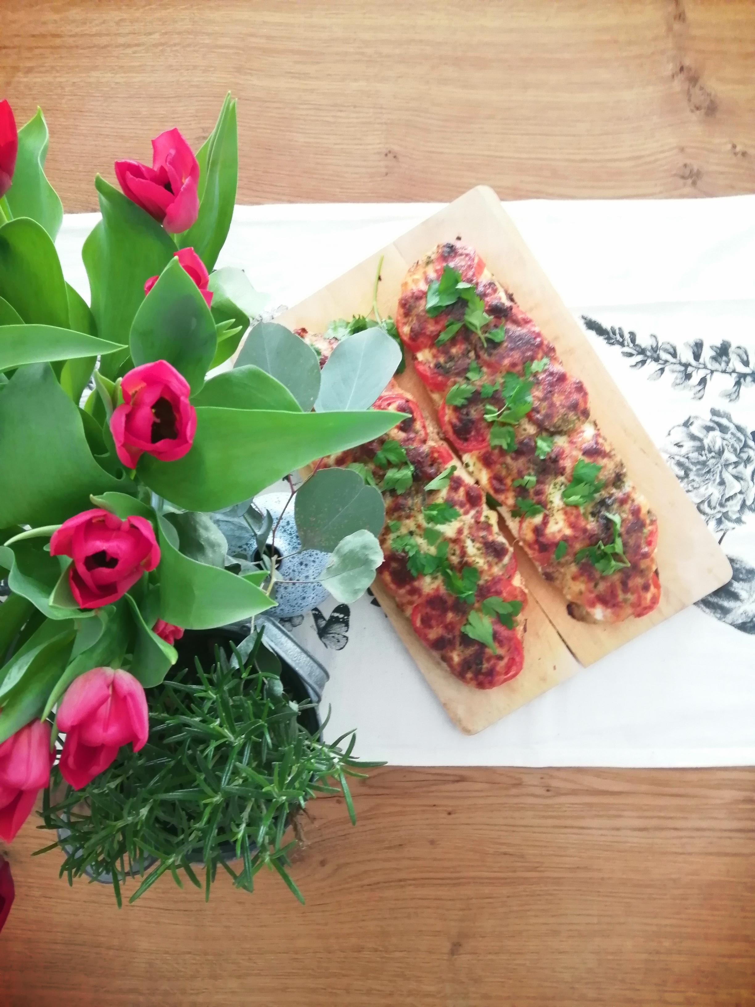 Selbstgemachte Tomatemozarella🍅 Baguette 
#freshflowers #tulpeliebe #food #gedecktertisch #foodpic